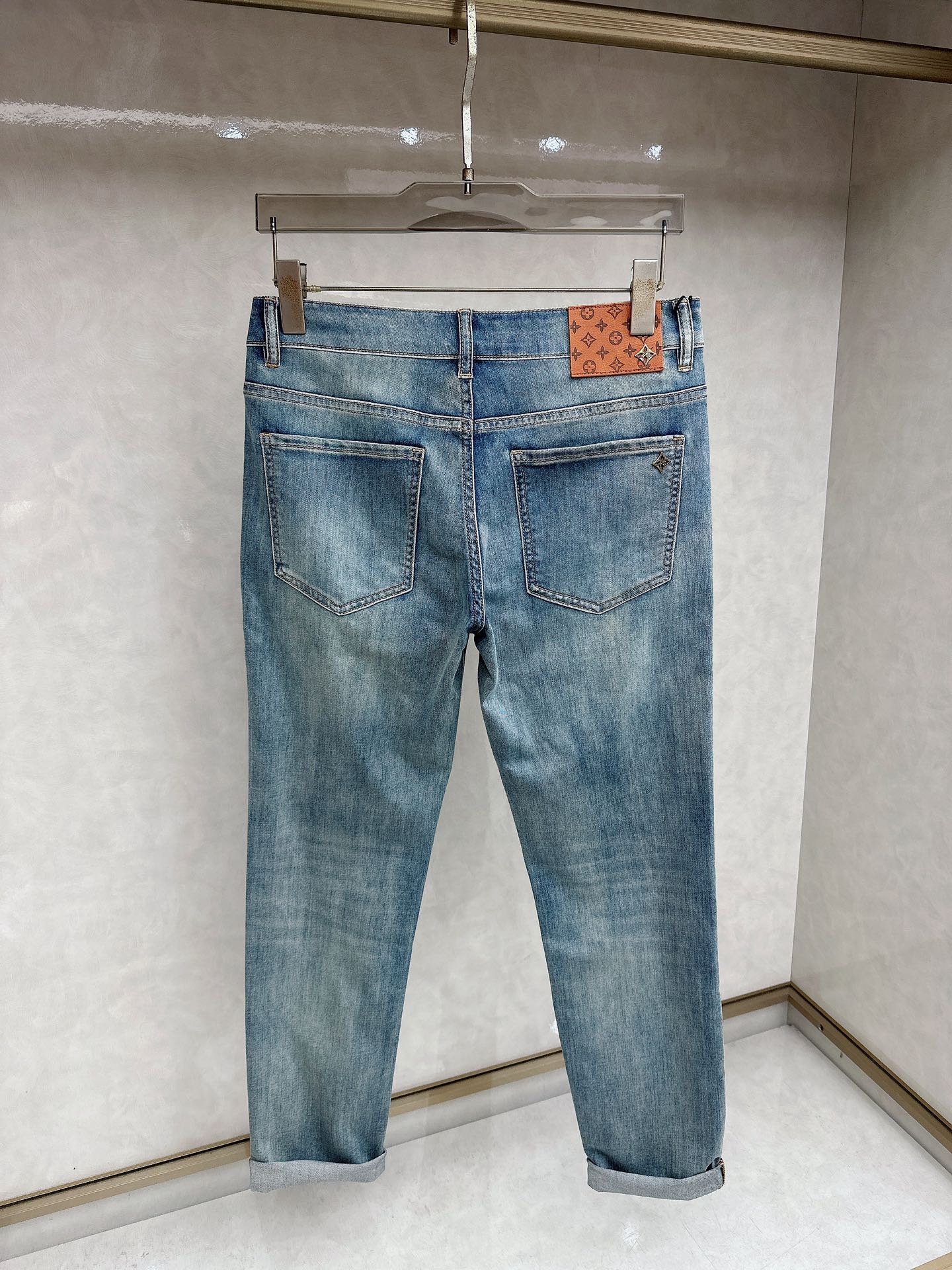 LV 2026春夏最新推出男士休闲牛仔裤新品！重工水洗牛仔裤！定制面料和一般牛仔布料比起来，更加柔软舒适