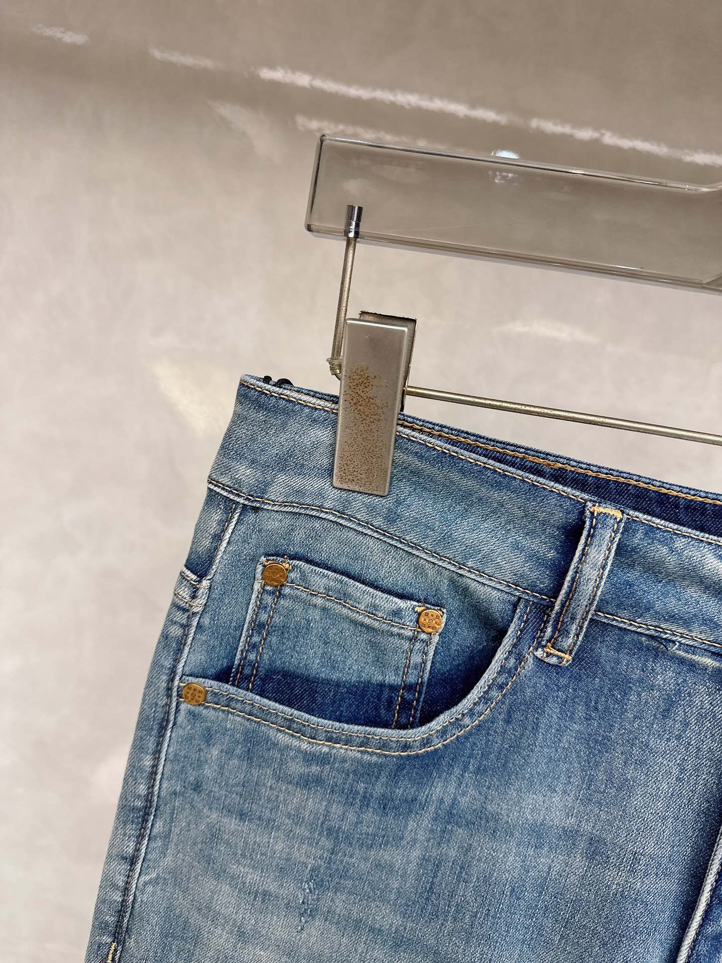 LV 2026春夏最新推出男士休闲牛仔裤新品！重工水洗牛仔裤！定制面料和一般牛仔布料比起来，更加柔软舒适