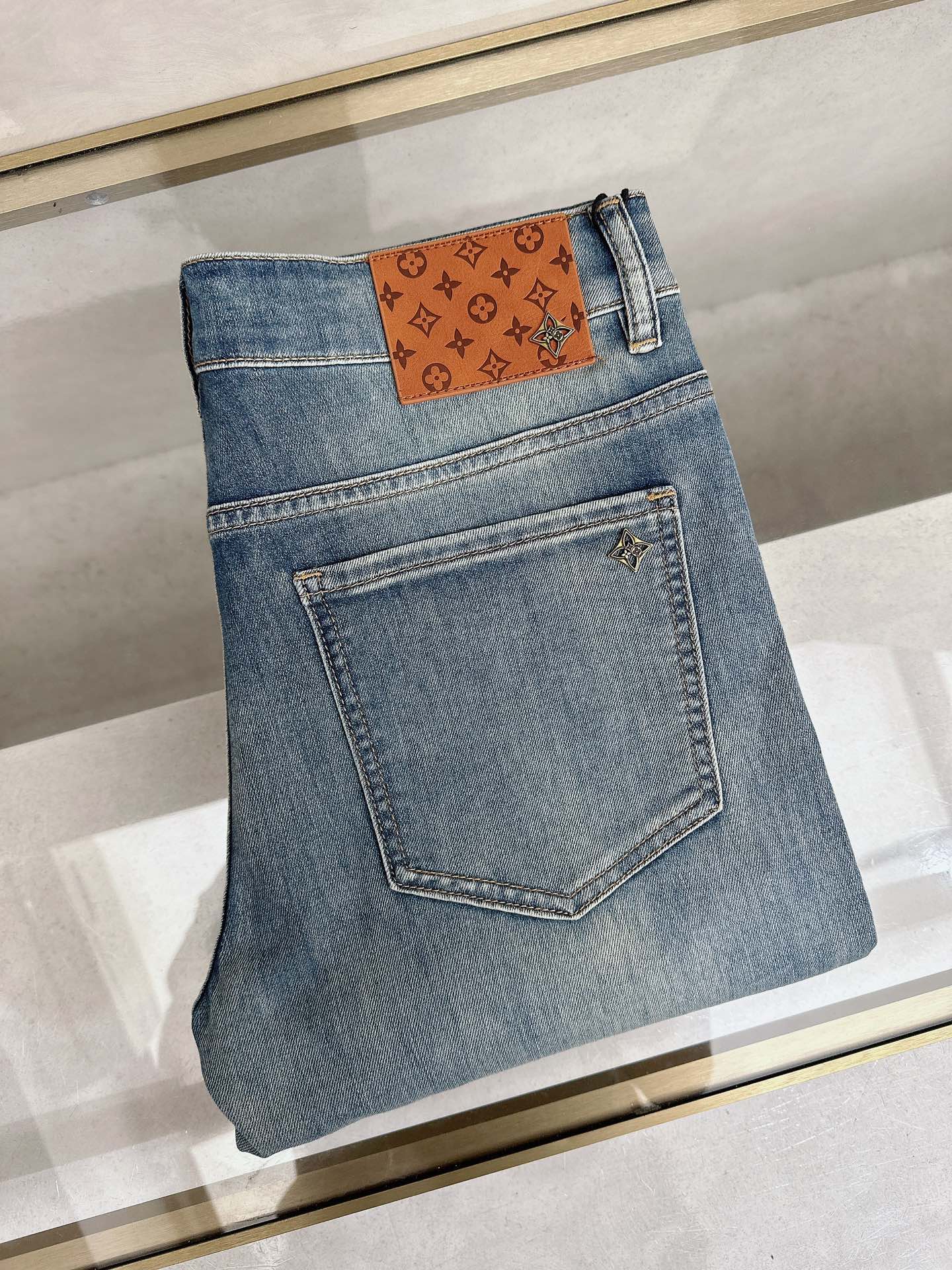 LV 2026春夏最新推出男士休闲牛仔裤新品！重工水洗牛仔裤！定制面料和一般牛仔布料比起来，更加柔软舒适