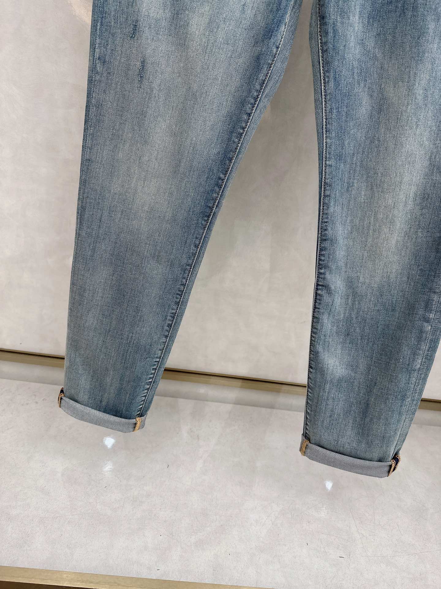 LV 2026春夏最新推出男士休闲牛仔裤新品！重工水洗牛仔裤！定制面料和一般牛仔布料比起来，更加柔软舒适