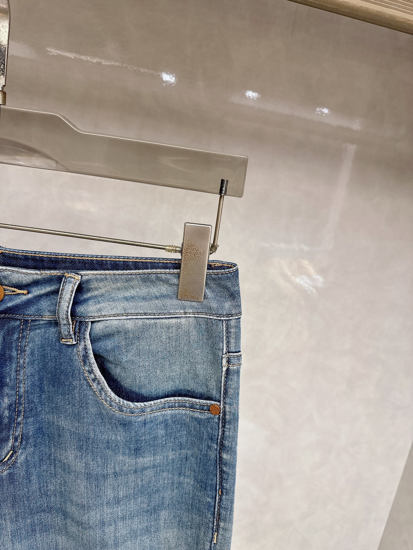 LV 2026春夏最新推出男士休闲牛仔裤新品！重工水洗牛仔裤！定制面料和一般牛仔布料比起来，更加柔软舒适