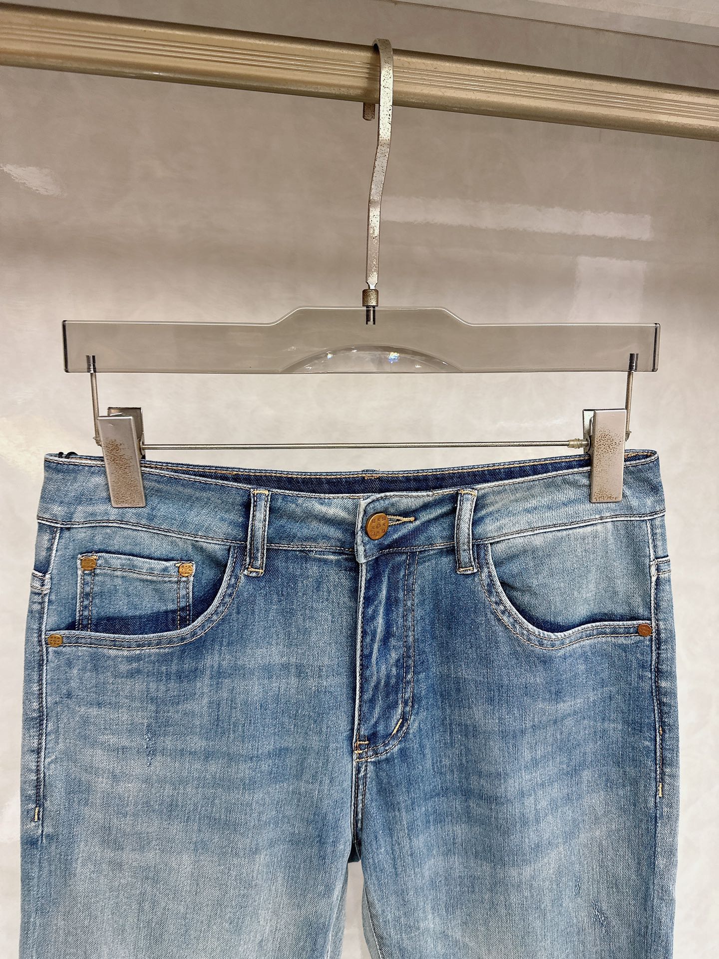 LV 2026春夏最新推出男士休闲牛仔裤新品！重工水洗牛仔裤！定制面料和一般牛仔布料比起来，更加柔软舒适