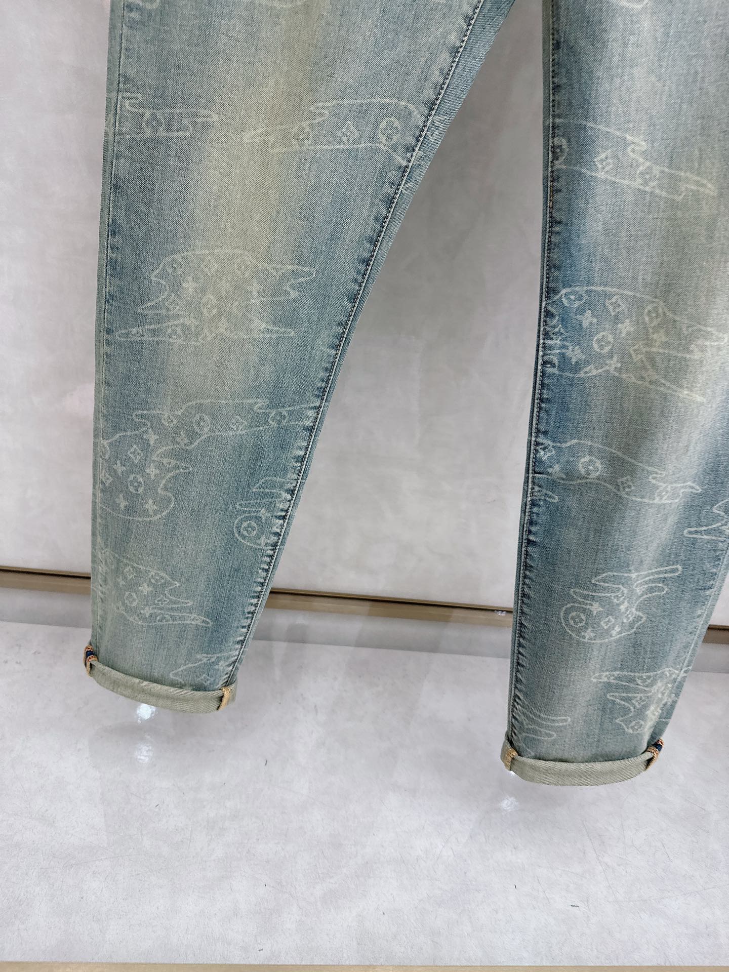 LV 2026春夏最新推出男士休闲牛仔裤新品！重工水洗牛仔裤！定制面料和一般牛仔布料比起来，更加柔软舒适