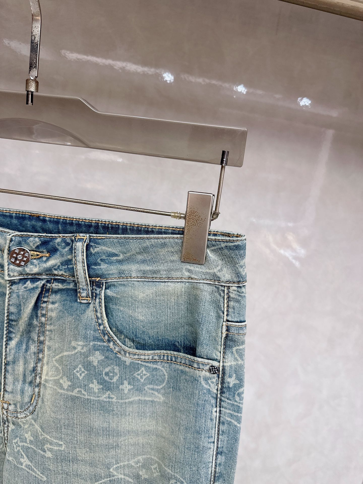 LV 2026春夏最新推出男士休闲牛仔裤新品！重工水洗牛仔裤！定制面料和一般牛仔布料比起来，更加柔软舒适