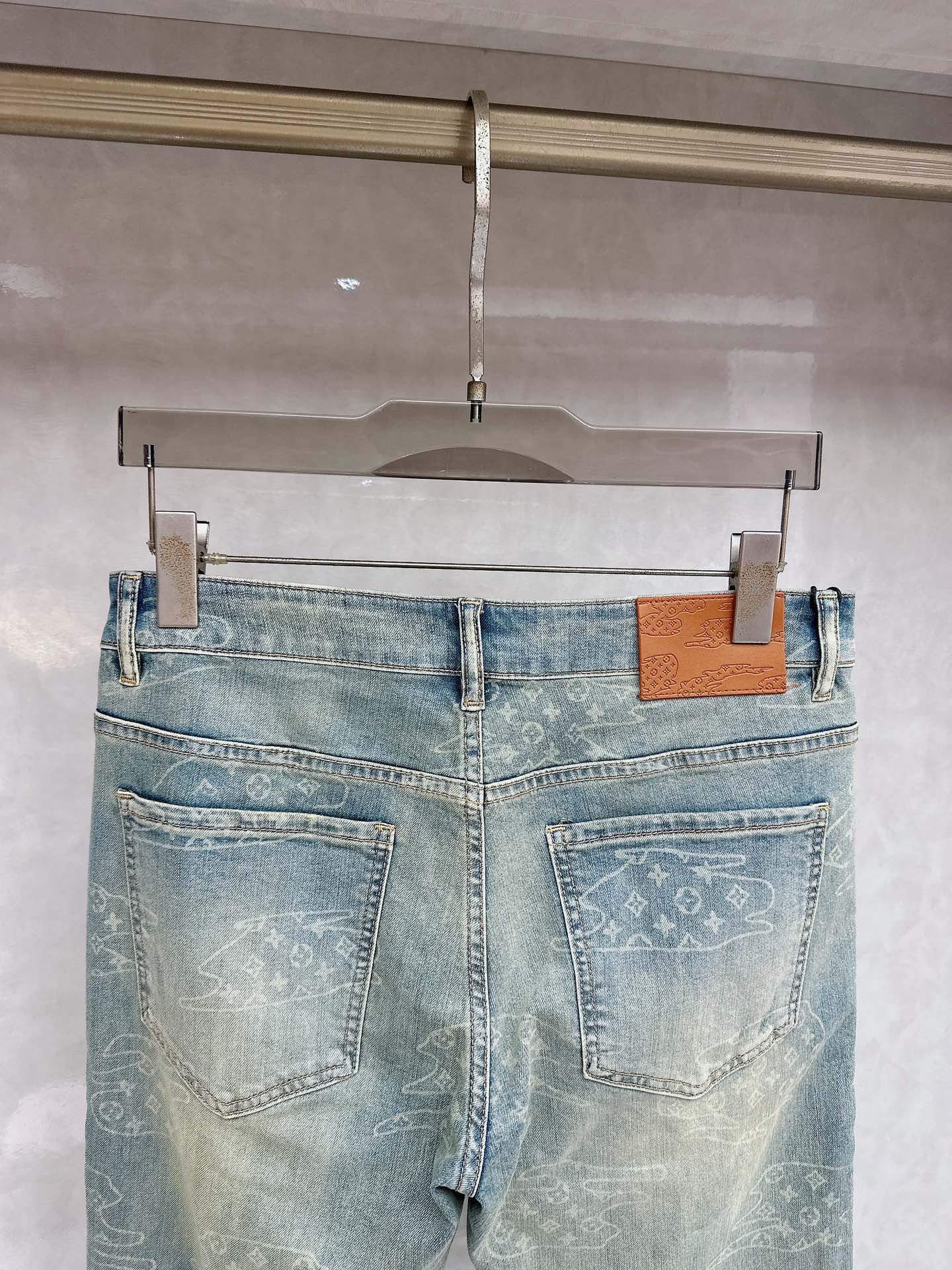 LV 2026春夏最新推出男士休闲牛仔裤新品！重工水洗牛仔裤！定制面料和一般牛仔布料比起来，更加柔软舒适