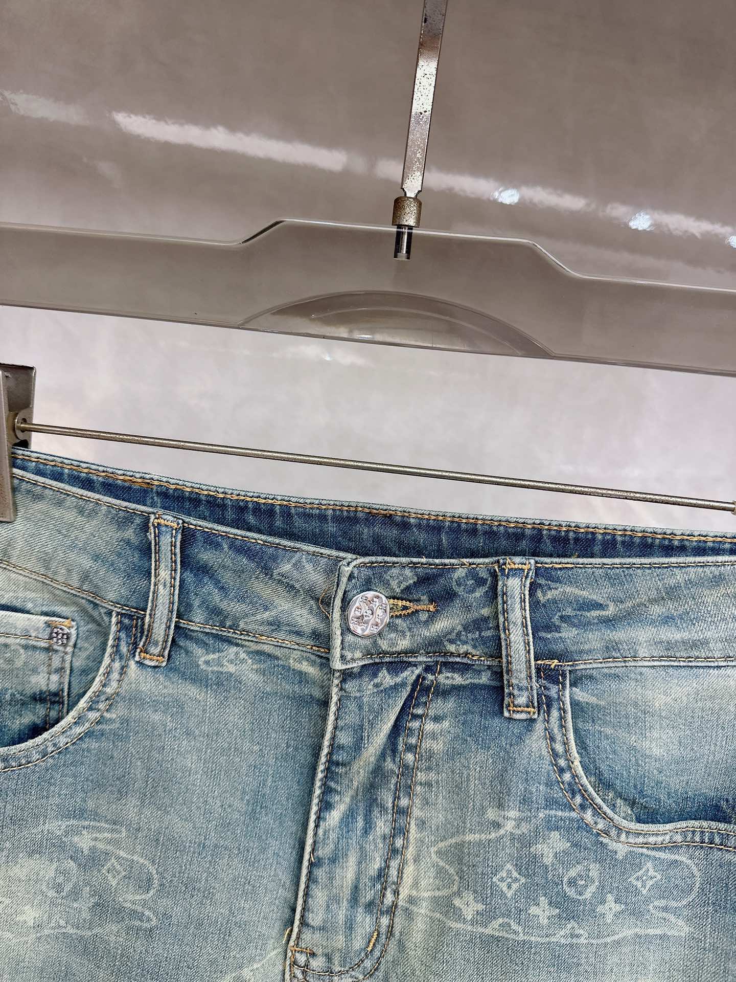 LV 2026春夏最新推出男士休闲牛仔裤新品！重工水洗牛仔裤！定制面料和一般牛仔布料比起来，更加柔软舒适