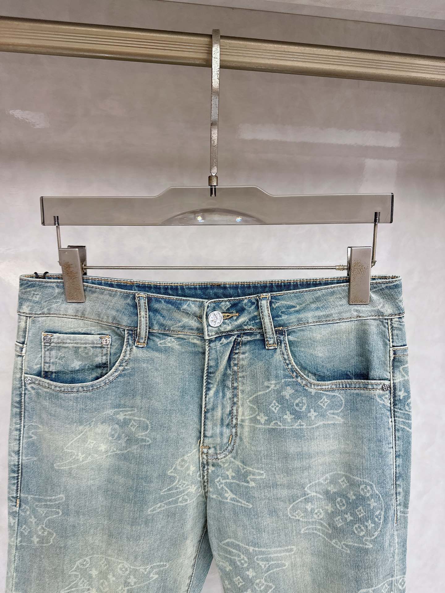 LV 2026春夏最新推出男士休闲牛仔裤新品！重工水洗牛仔裤！定制面料和一般牛仔布料比起来，更加柔软舒适