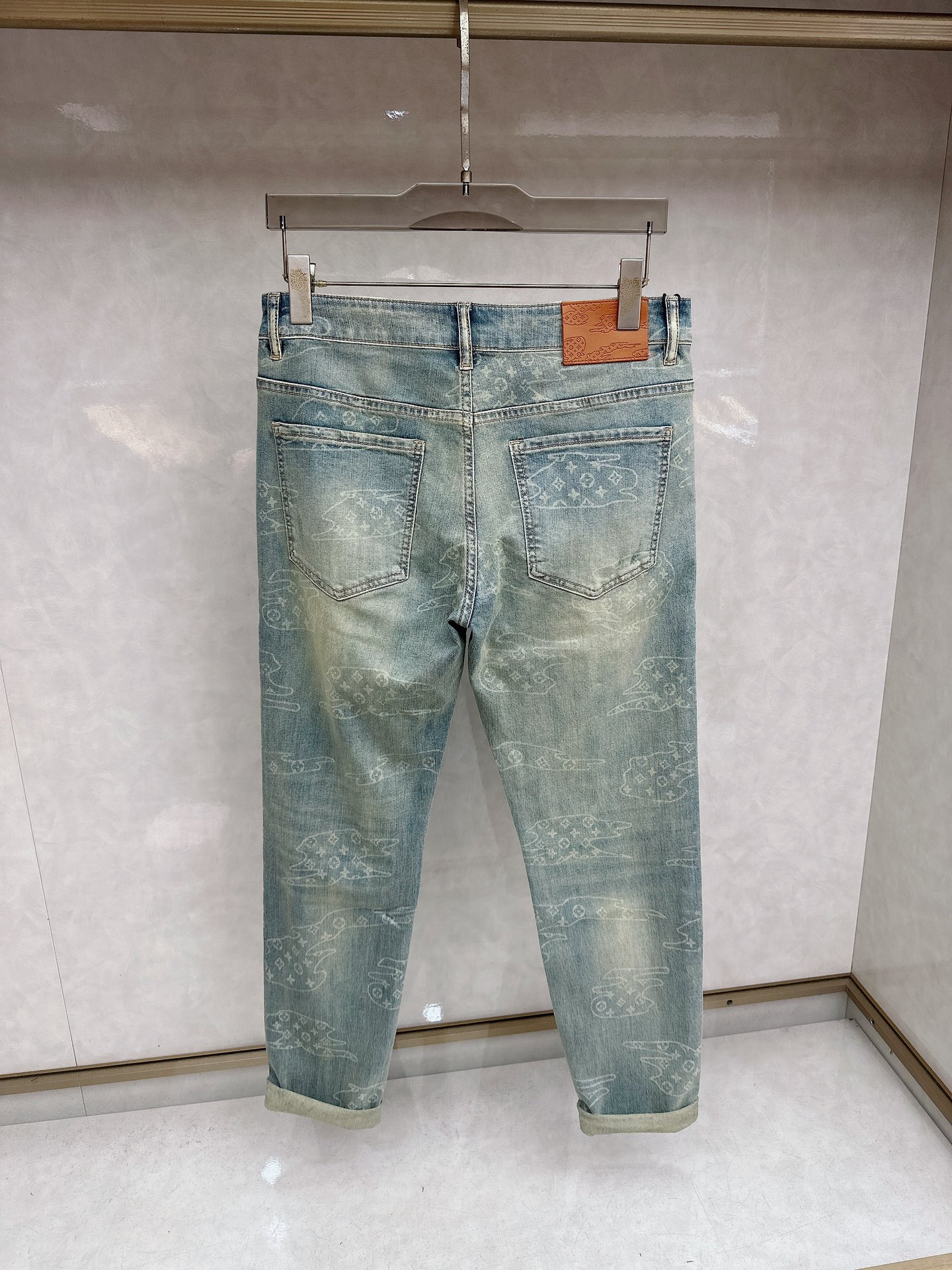 LV 2026春夏最新推出男士休闲牛仔裤新品！重工水洗牛仔裤！定制面料和一般牛仔布料比起来，更加柔软舒适