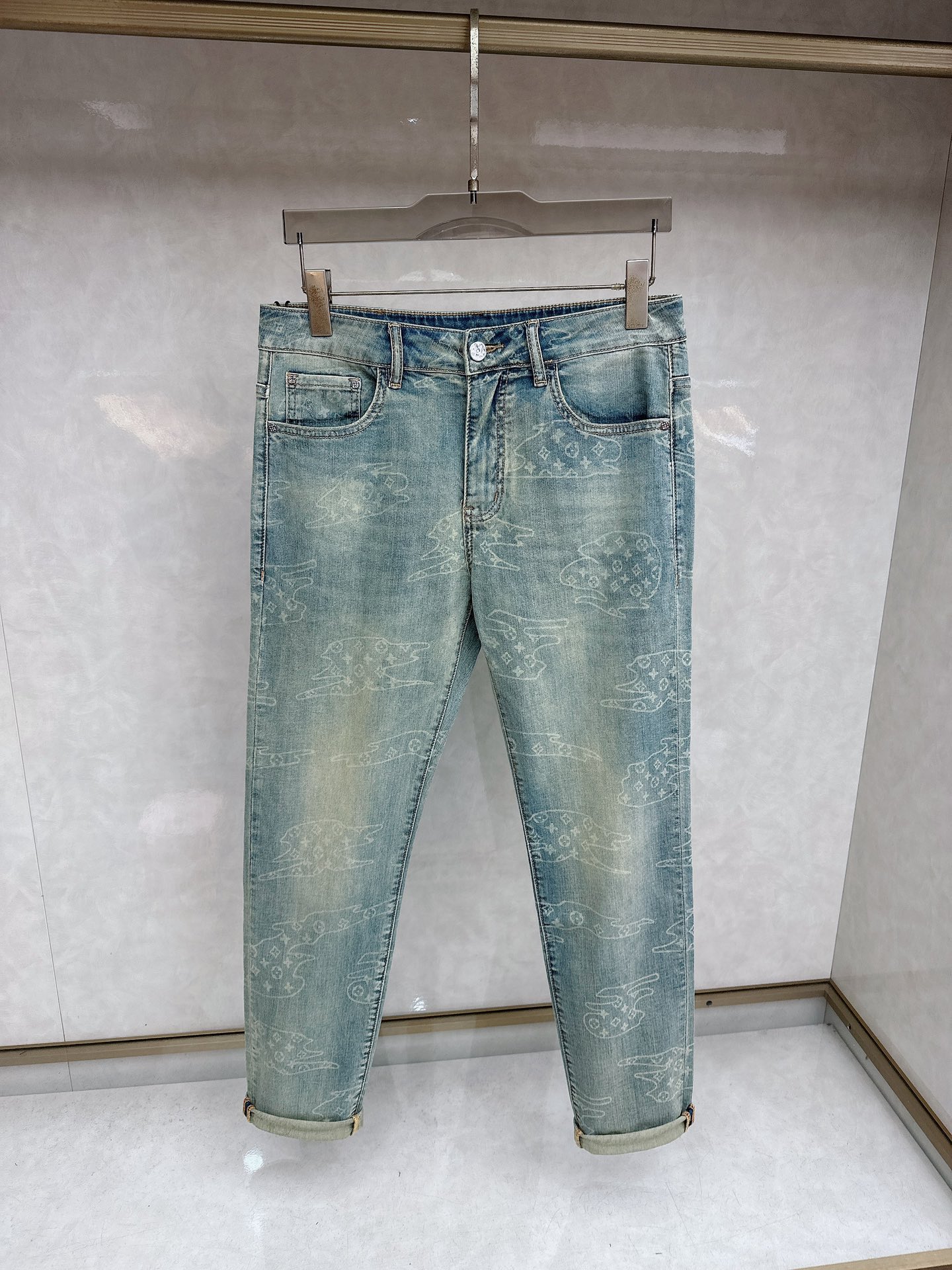 LV 2026春夏最新推出男士休闲牛仔裤新品！重工水洗牛仔裤！定制面料和一般牛仔布料比起来，更加柔软舒适