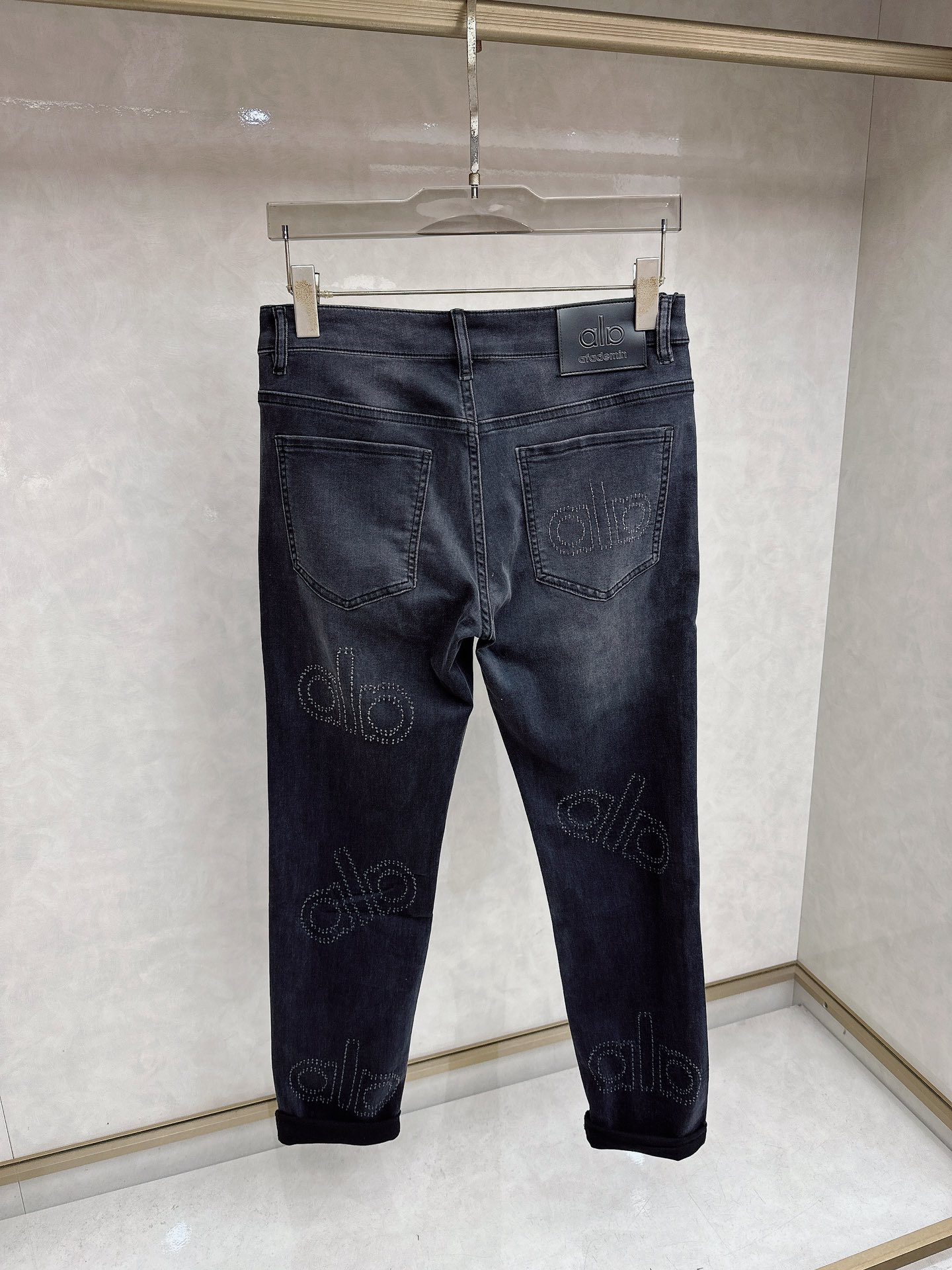 alo 2026春夏最新推出男士休闲牛仔裤新品！重工水洗牛仔裤！定制面料和一般牛仔布料比起来，更加柔软舒