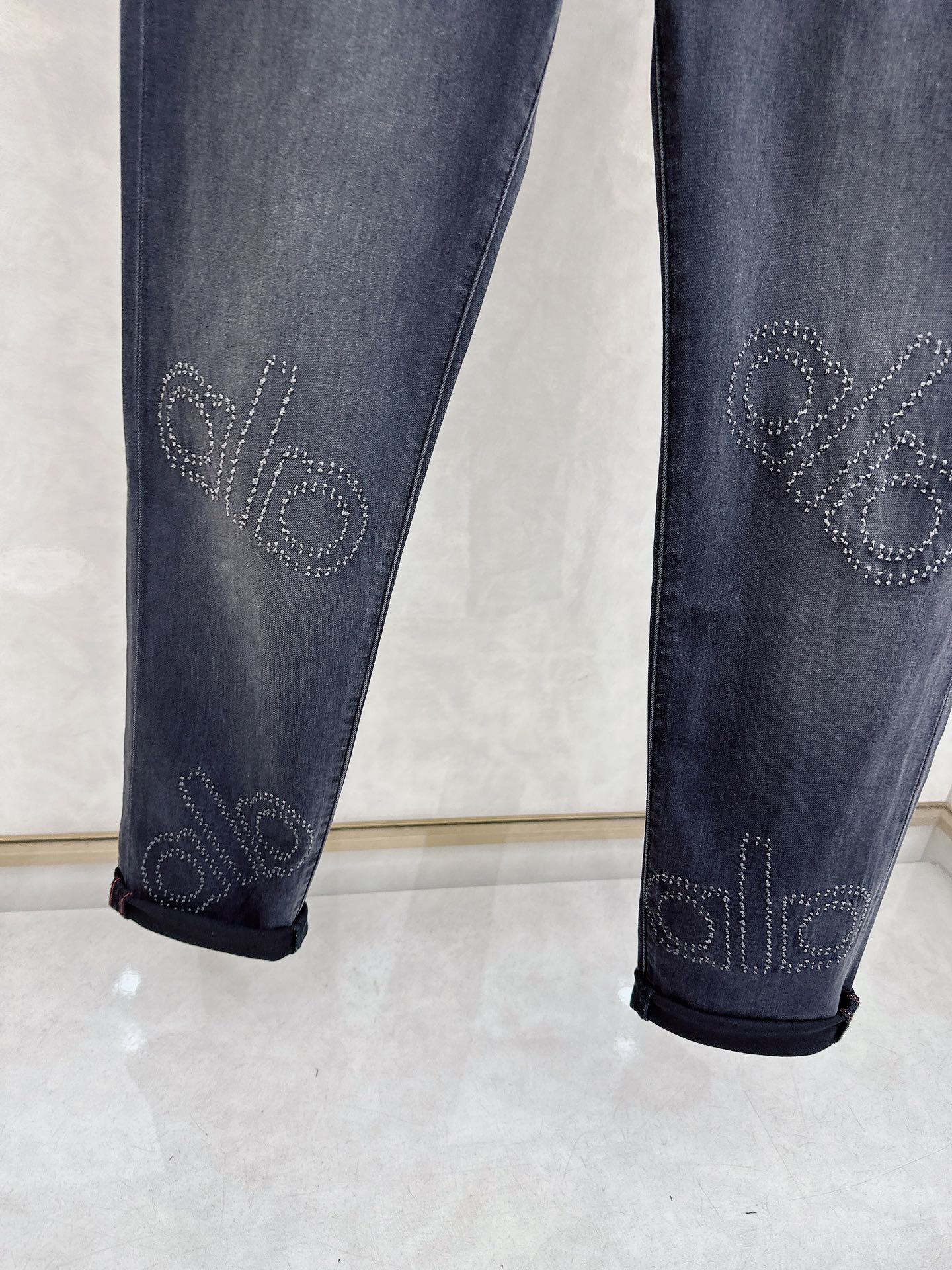 alo 2026春夏最新推出男士休闲牛仔裤新品！重工水洗牛仔裤！定制面料和一般牛仔布料比起来，更加柔软舒