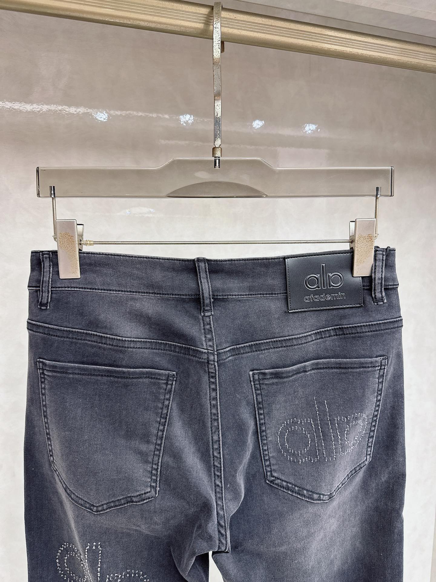 alo 2026春夏最新推出男士休闲牛仔裤新品！重工水洗牛仔裤！定制面料和一般牛仔布料比起来，更加柔软舒