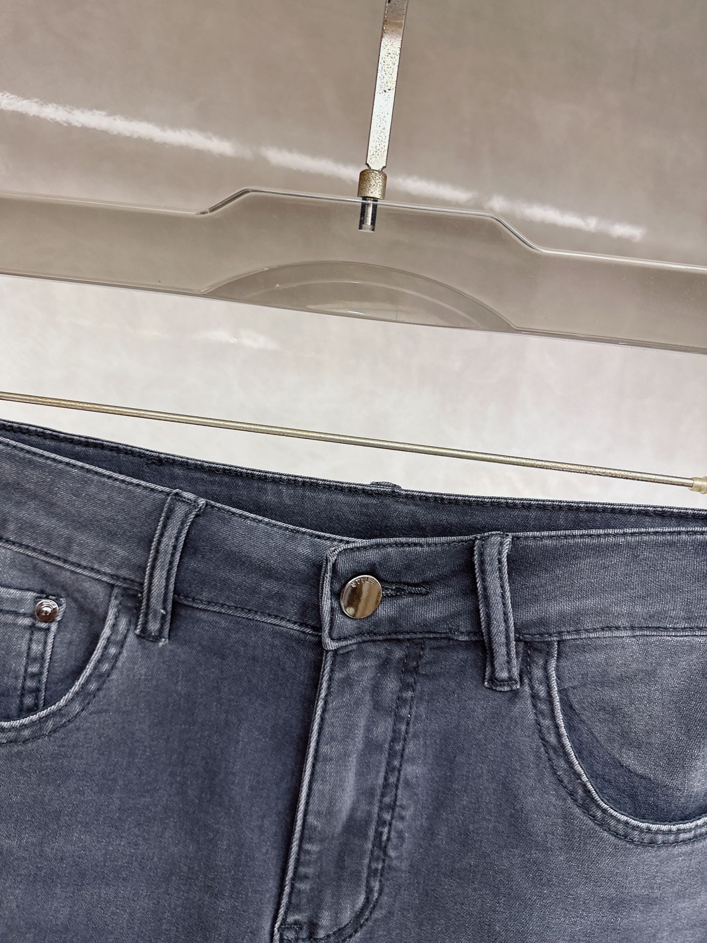 alo 2026春夏最新推出男士休闲牛仔裤新品！重工水洗牛仔裤！定制面料和一般牛仔布料比起来，更加柔软舒