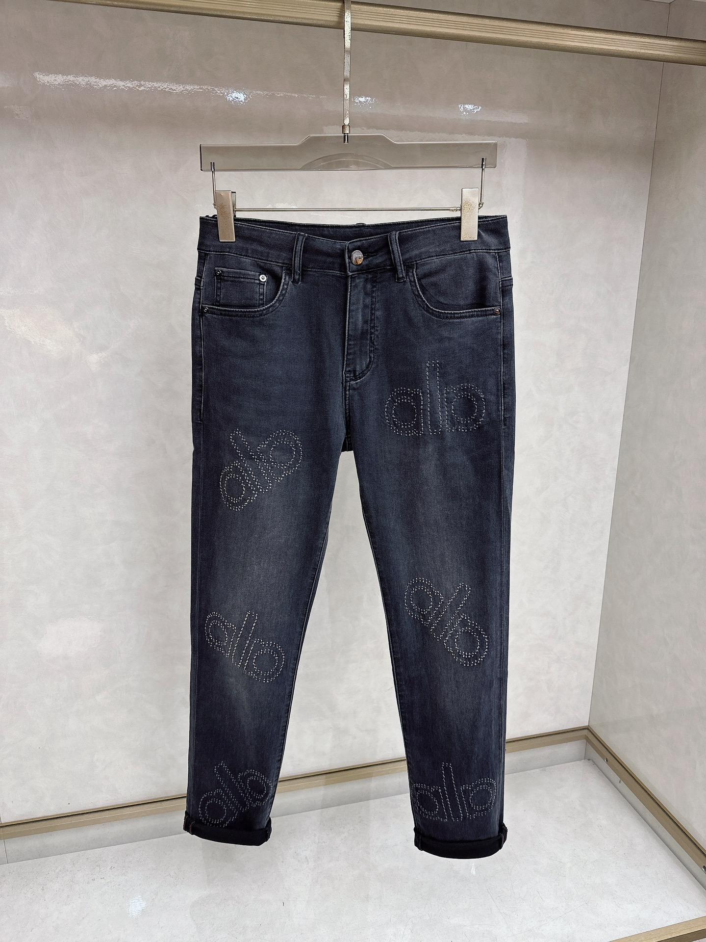 alo 2026春夏最新推出男士休闲牛仔裤新品！重工水洗牛仔裤！定制面料和一般牛仔布料比起来，更加柔软舒