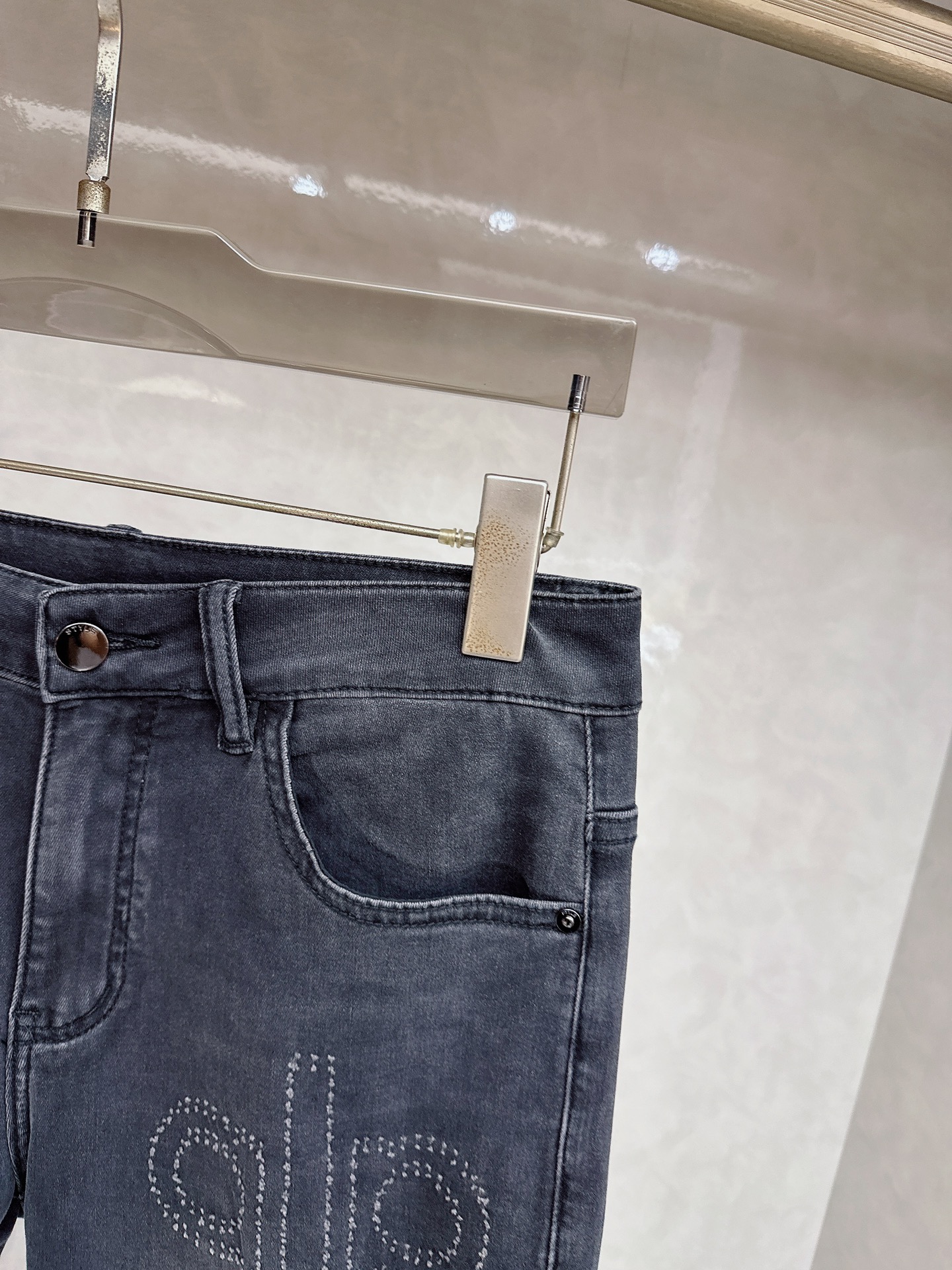 alo 2026春夏最新推出男士休闲牛仔裤新品！重工水洗牛仔裤！定制面料和一般牛仔布料比起来，更加柔软舒