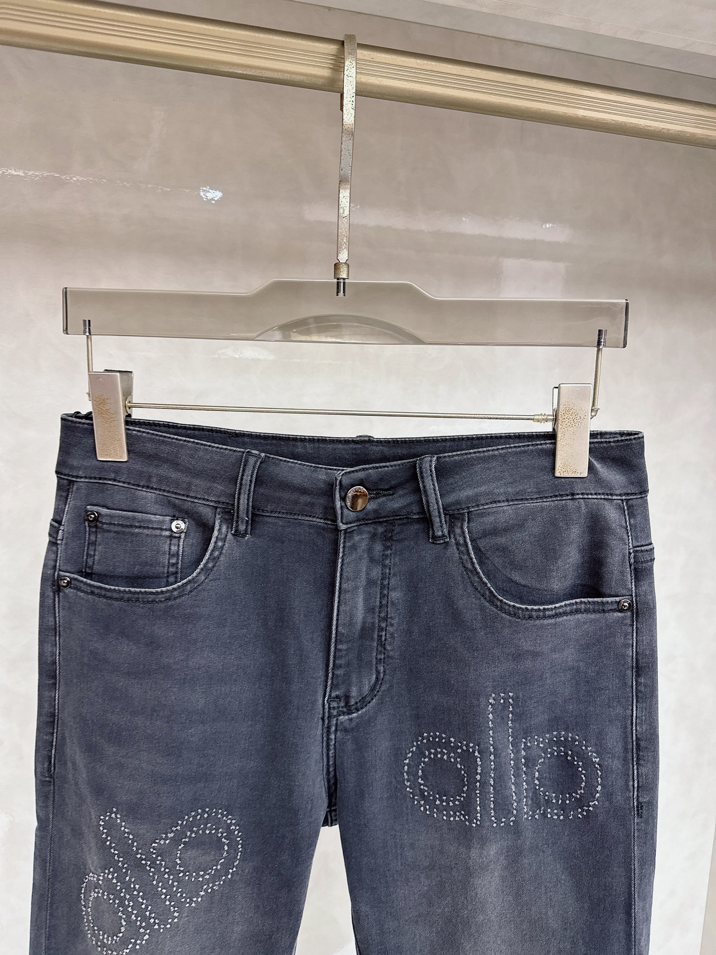 alo 2026春夏最新推出男士休闲牛仔裤新品！重工水洗牛仔裤！定制面料和一般牛仔布料比起来，更加柔软舒