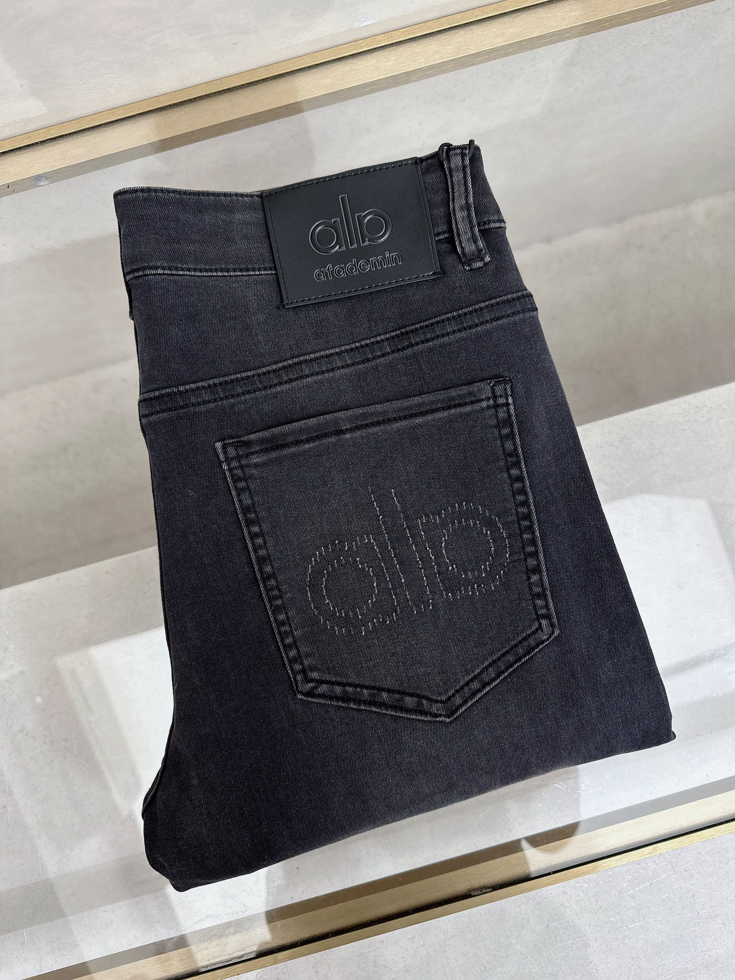 alo 2026春夏最新推出男士休闲牛仔裤新品！重工水洗牛仔裤！定制面料和一般牛仔布料比起来，更加柔软舒