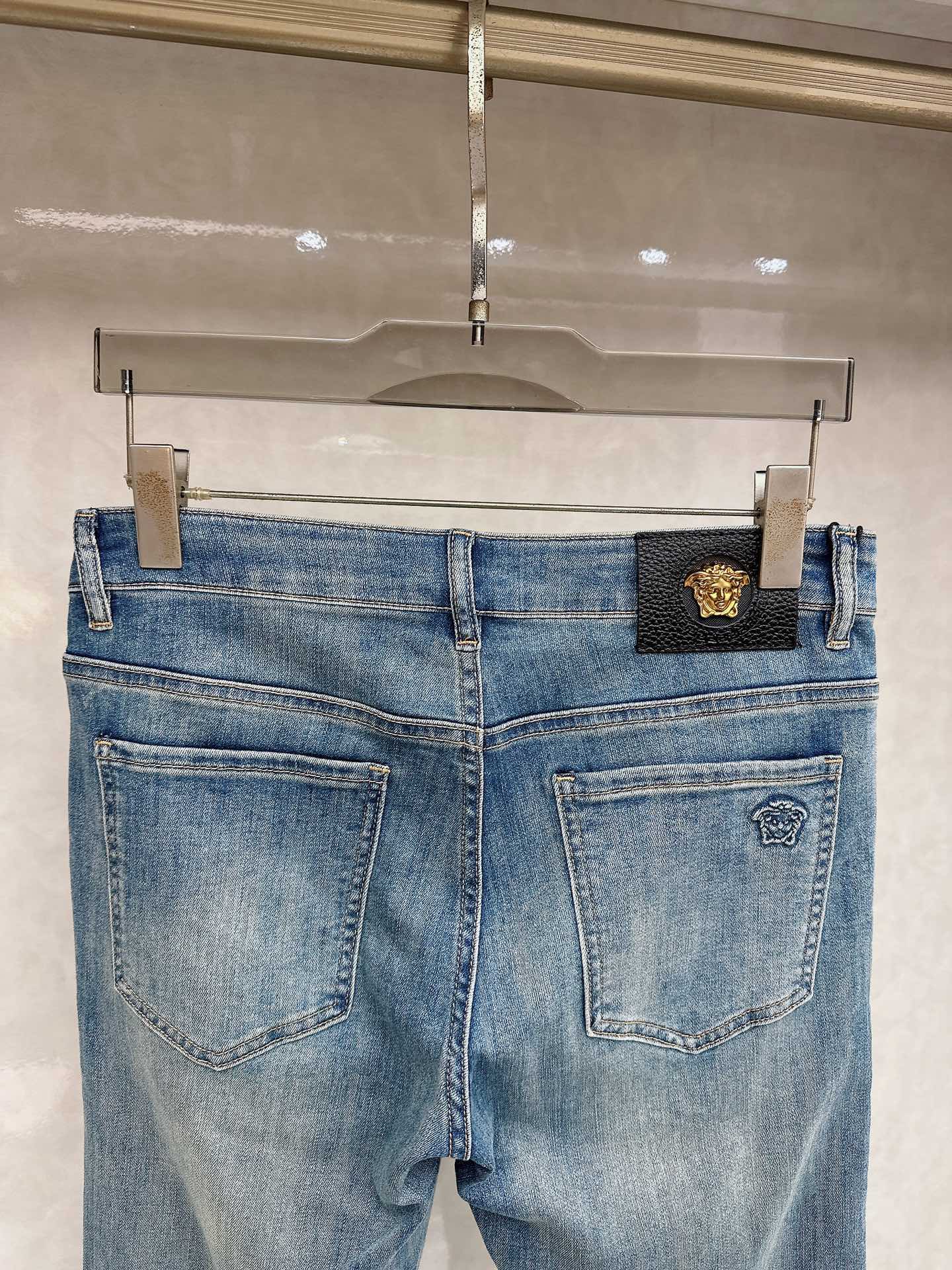 范思哲 2026春夏最新推出男士休闲牛仔裤新品！重工水洗牛仔裤！定制面料和一般牛仔布料比起来，更加柔软舒