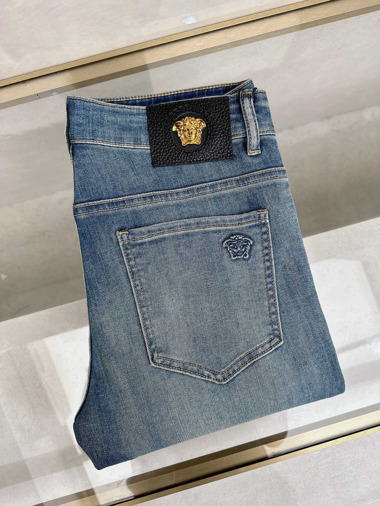 范思哲 2026春夏最新推出男士休闲牛仔裤新品！重工水洗牛仔裤！定制面料和一般牛仔布料比起来，更加柔软舒