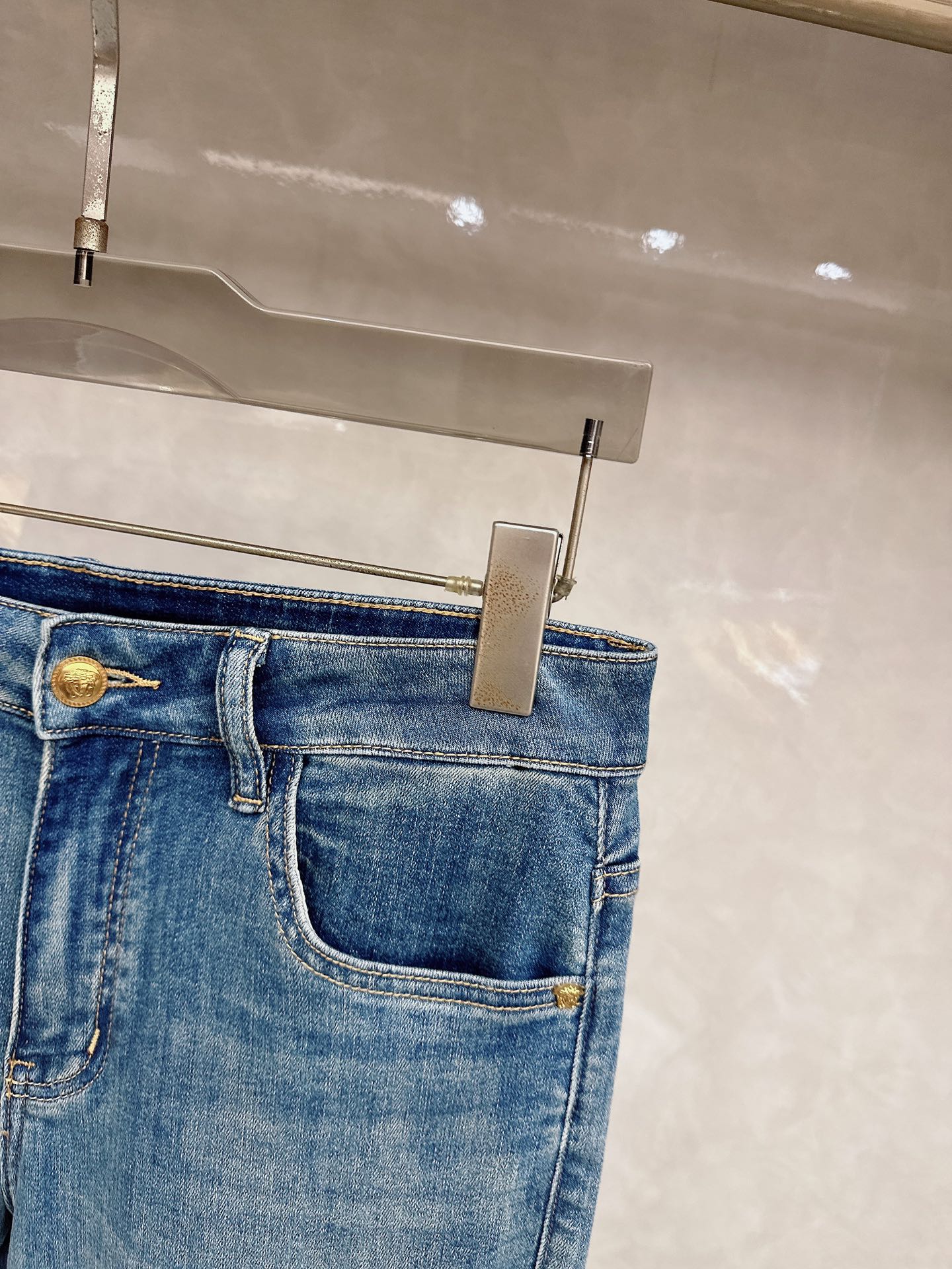 范思哲 2026春夏最新推出男士休闲牛仔裤新品！重工水洗牛仔裤！定制面料和一般牛仔布料比起来，更加柔软舒