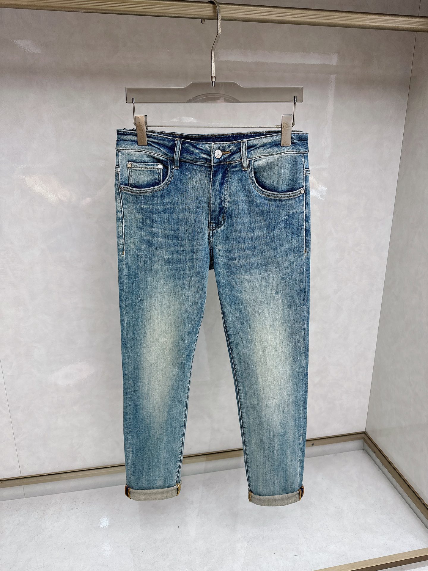 罗意威 2026春夏最新推出男士休闲牛仔裤新品！重工水洗牛仔裤！定制面料和一般牛仔布料比起来，更加柔软舒