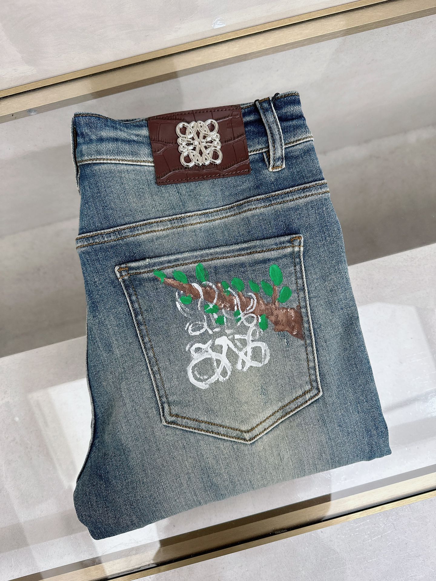 罗意威 2026春夏最新推出男士休闲牛仔裤新品！重工水洗牛仔裤！定制面料和一般牛仔布料比起来，更加柔软舒