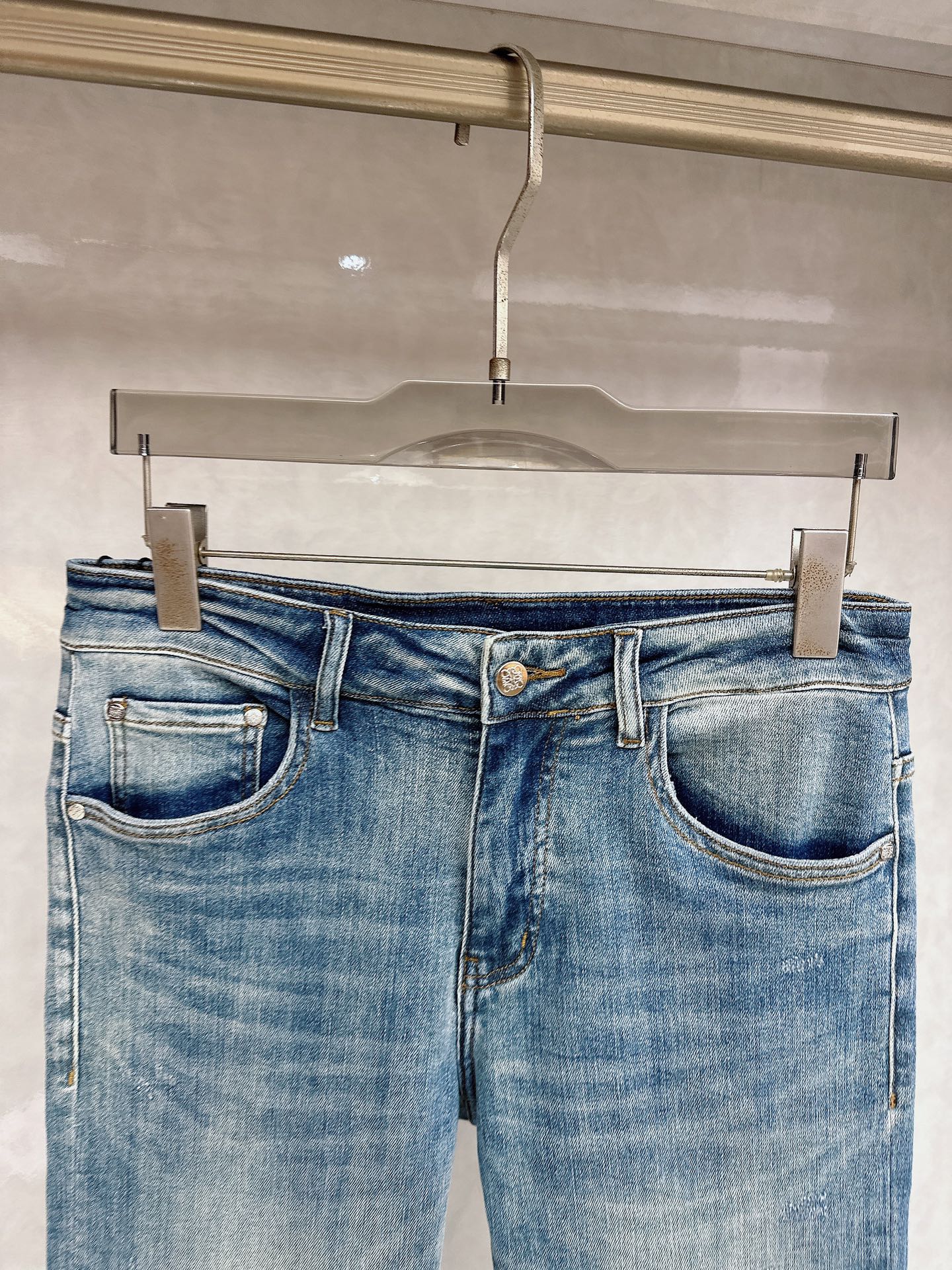 罗意威 2026春夏最新推出男士休闲牛仔裤新品！重工水洗牛仔裤！定制面料和一般牛仔布料比起来，更加柔软舒