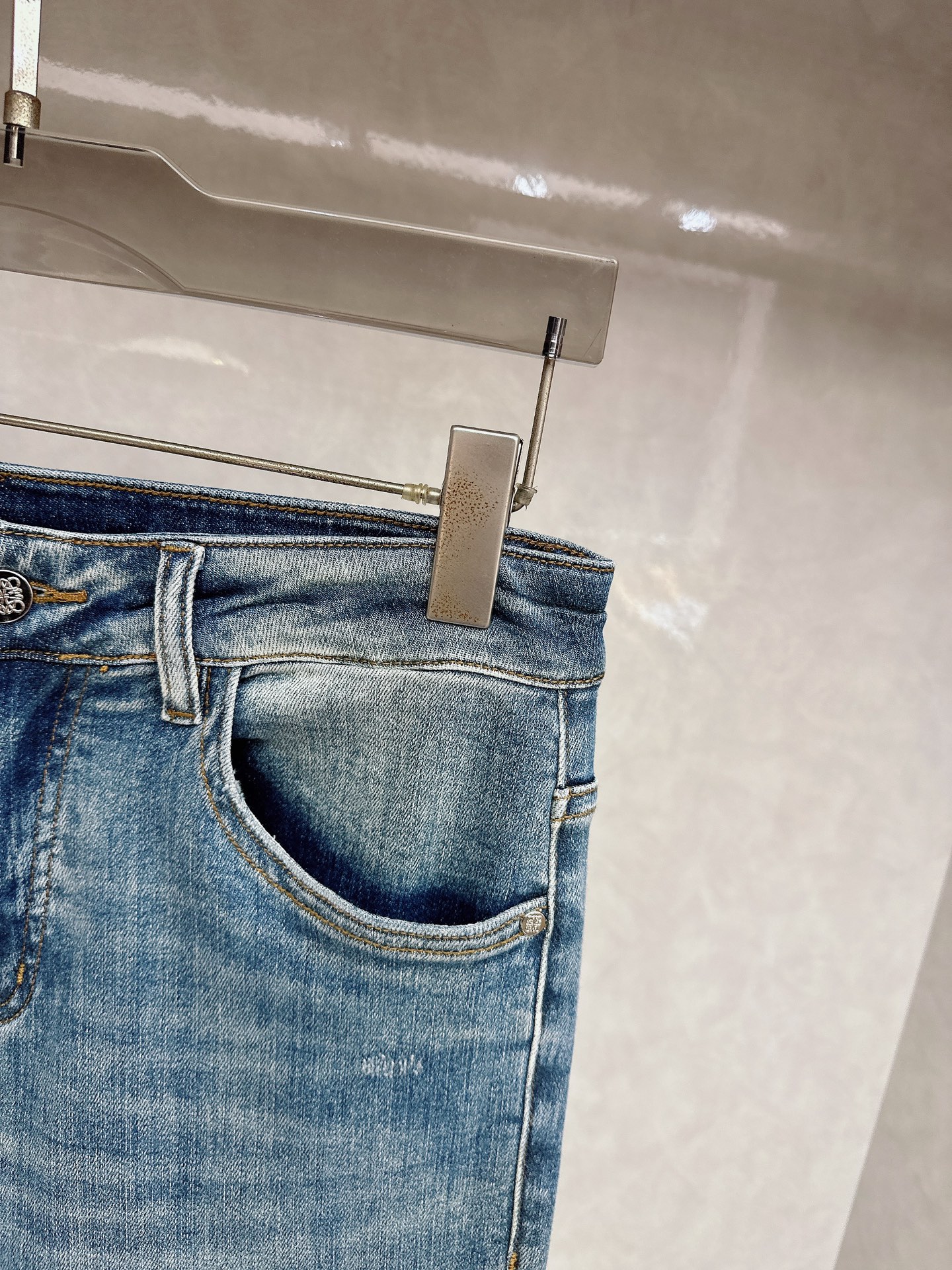 罗意威 2026春夏最新推出男士休闲牛仔裤新品！重工水洗牛仔裤！定制面料和一般牛仔布料比起来，更加柔软舒