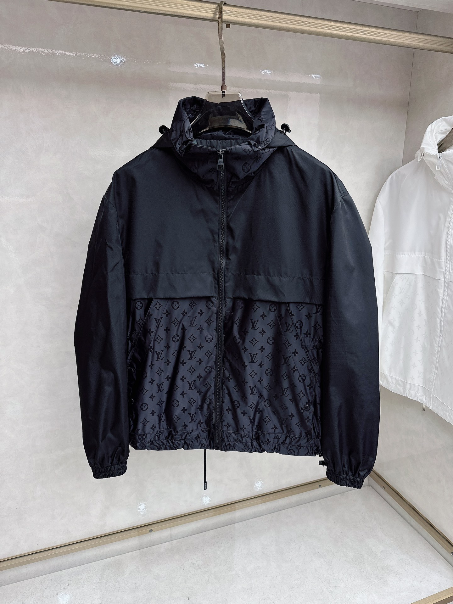 NO:876475,LV 2026ss new spring jacket, full high-end version!  Haute couture counter fabric accessories, high breathability and comfort, impeccable details, exquisite workmanship and complex craftsmanship, casual tailoring, awesome upper body shape, color black, size 48-56,, louis vuitton, jackets & coats, jackets & coats,19860909LV 2026ss春季新款夹克外套 全高端版本！高定专柜面料辅料,透气舒适度高,细节无可挑剔,做工考究工艺复杂,呈现休闲裁剪,上身版型超赞 颜色黑色 码数48-56,,louis vuitton,jackets & coats,jackets & coats,,Men's clothing