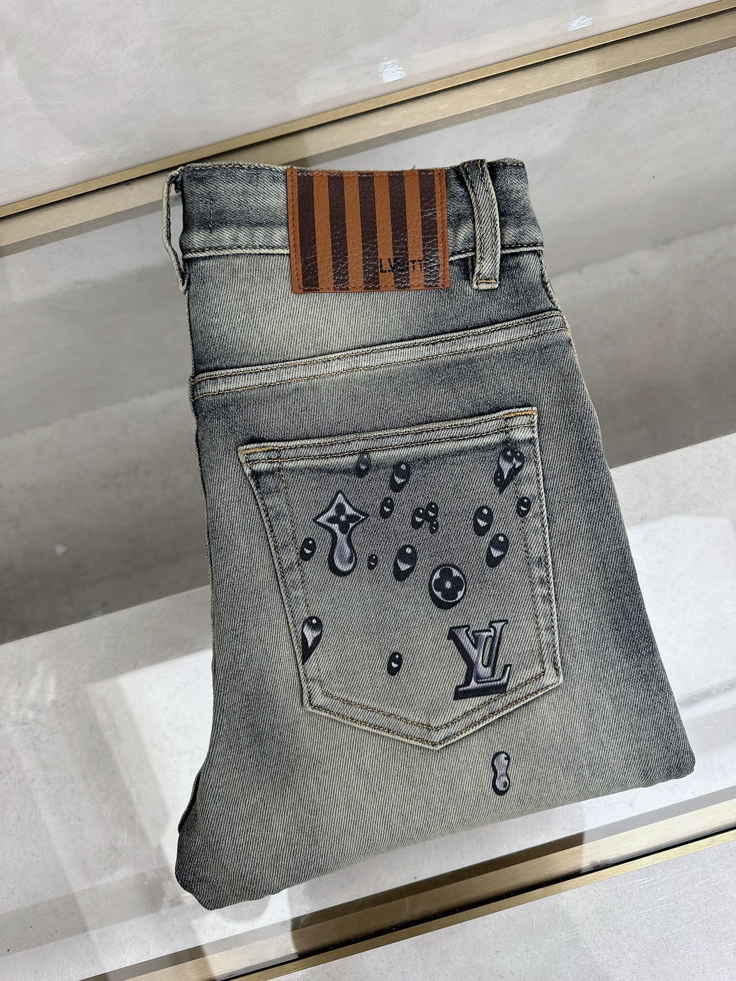 LV 春夏🔥🔥新款现货上市，原单爆款牛仔裤👖超级定制款，原版五金，超级重工工艺，版型超赞👍细节做工无可挑