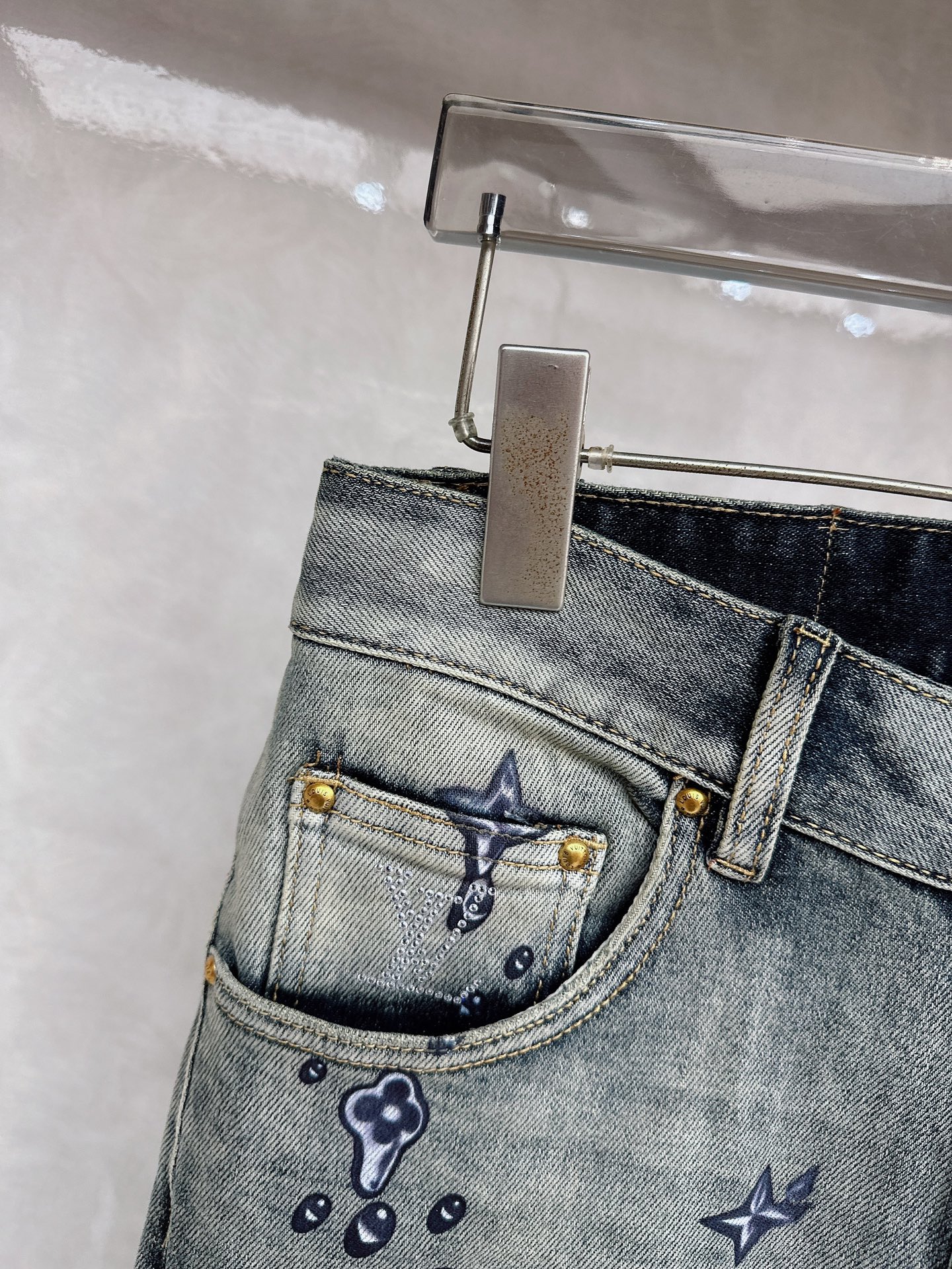 LV 春夏🔥🔥新款现货上市，原单爆款牛仔裤👖超级定制款，原版五金，超级重工工艺，版型超赞👍细节做工无可挑