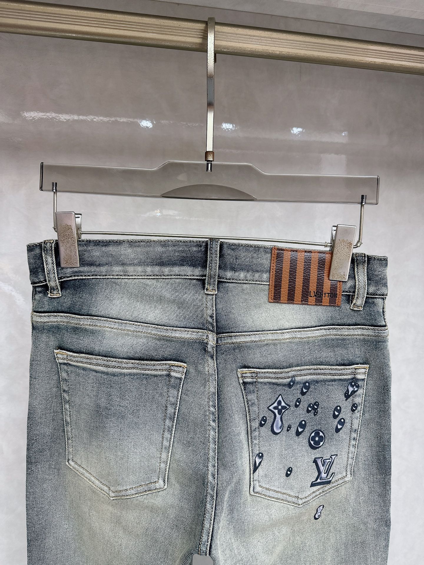 LV 春夏🔥🔥新款现货上市，原单爆款牛仔裤👖超级定制款，原版五金，超级重工工艺，版型超赞👍细节做工无可挑