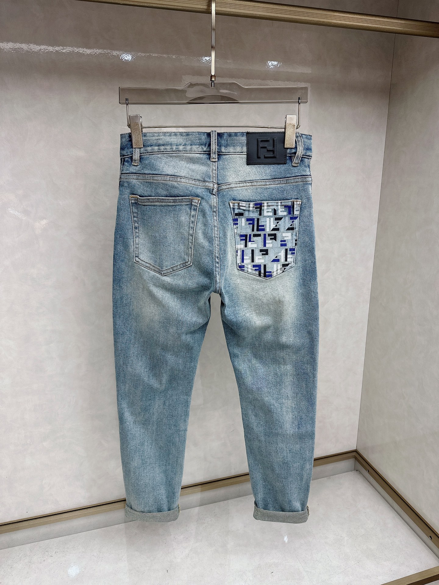 芬迪 春夏🔥🔥新款现货上市，原单爆款牛仔裤👖超级定制款，原版五金，超级重工工艺，版型超赞👍细节做工无可挑