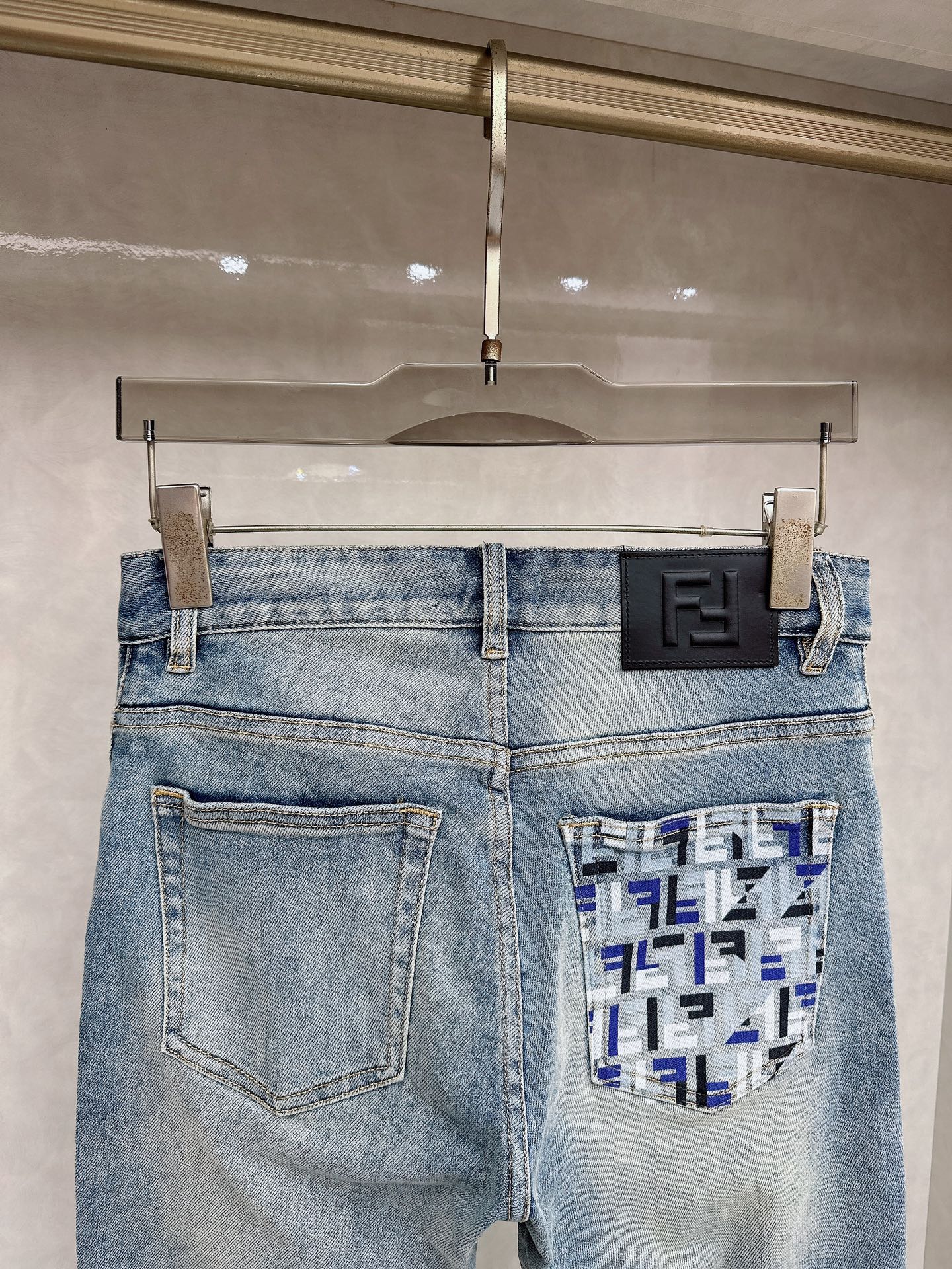 芬迪 春夏🔥🔥新款现货上市，原单爆款牛仔裤👖超级定制款，原版五金，超级重工工艺，版型超赞👍细节做工无可挑