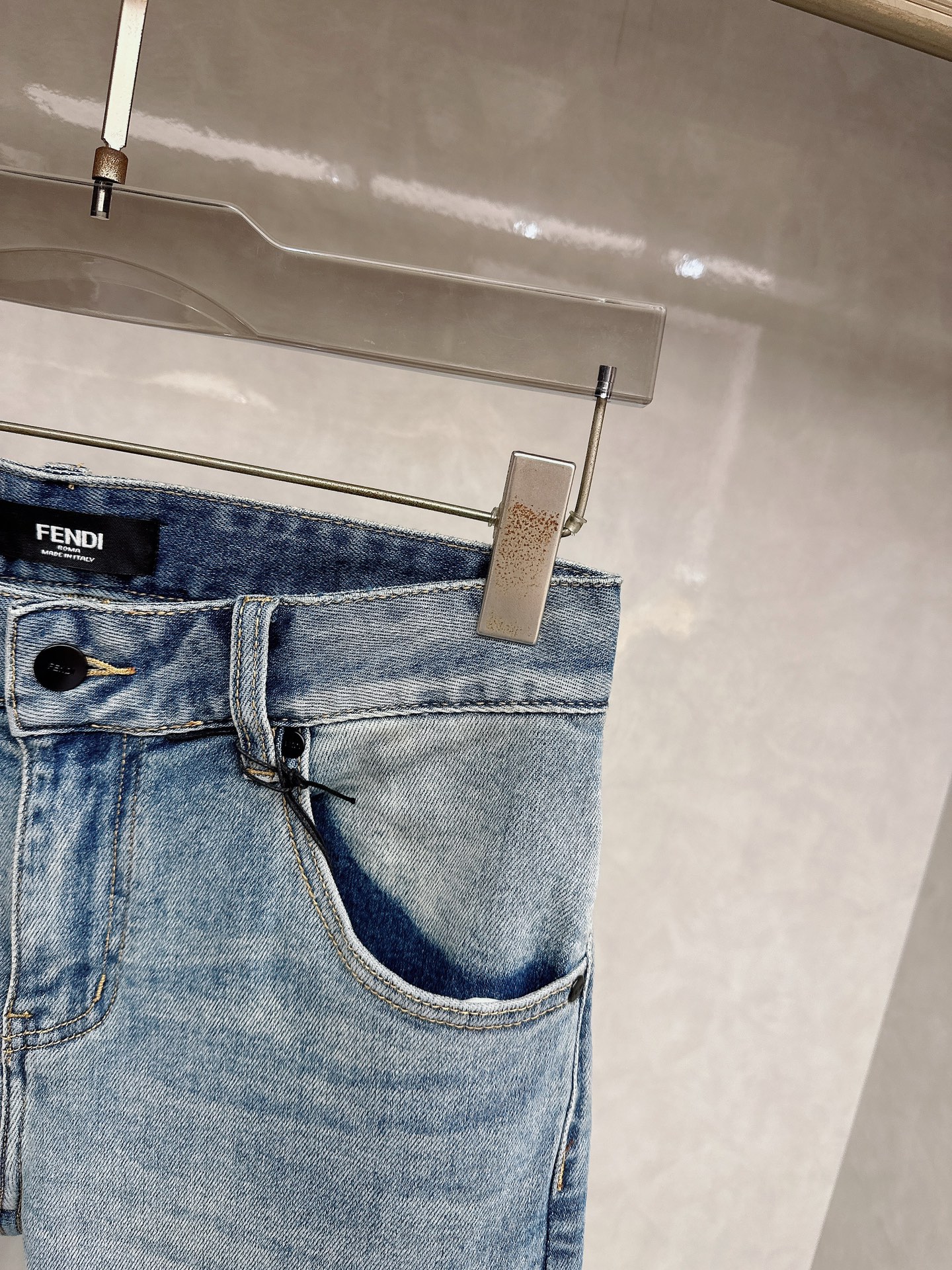 芬迪 春夏🔥🔥新款现货上市，原单爆款牛仔裤👖超级定制款，原版五金，超级重工工艺，版型超赞👍细节做工无可挑