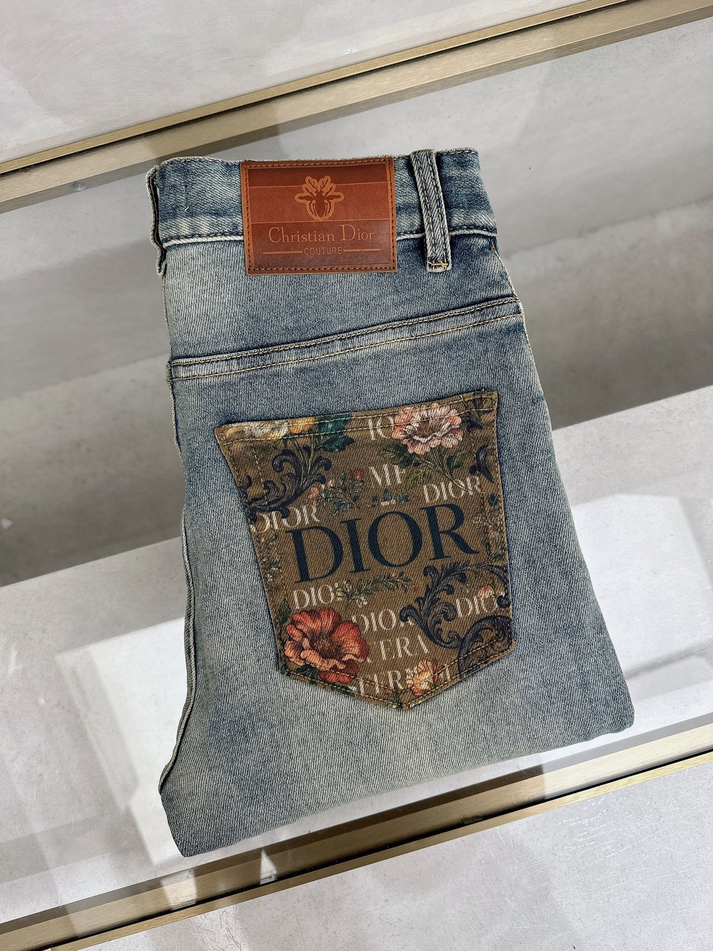 迪奥 春夏🔥🔥新款现货上市，原单爆款牛仔裤👖超级定制款，原版五金，超级重工工艺，版型超赞👍细节做工无可挑