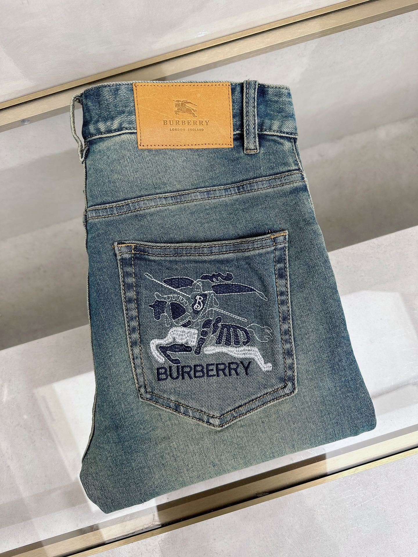 巴宝莉 春夏🔥🔥新款现货上市，原单爆款牛仔裤👖超级定制款，原版五金，超级重工工艺，版型超赞👍细节做工无可