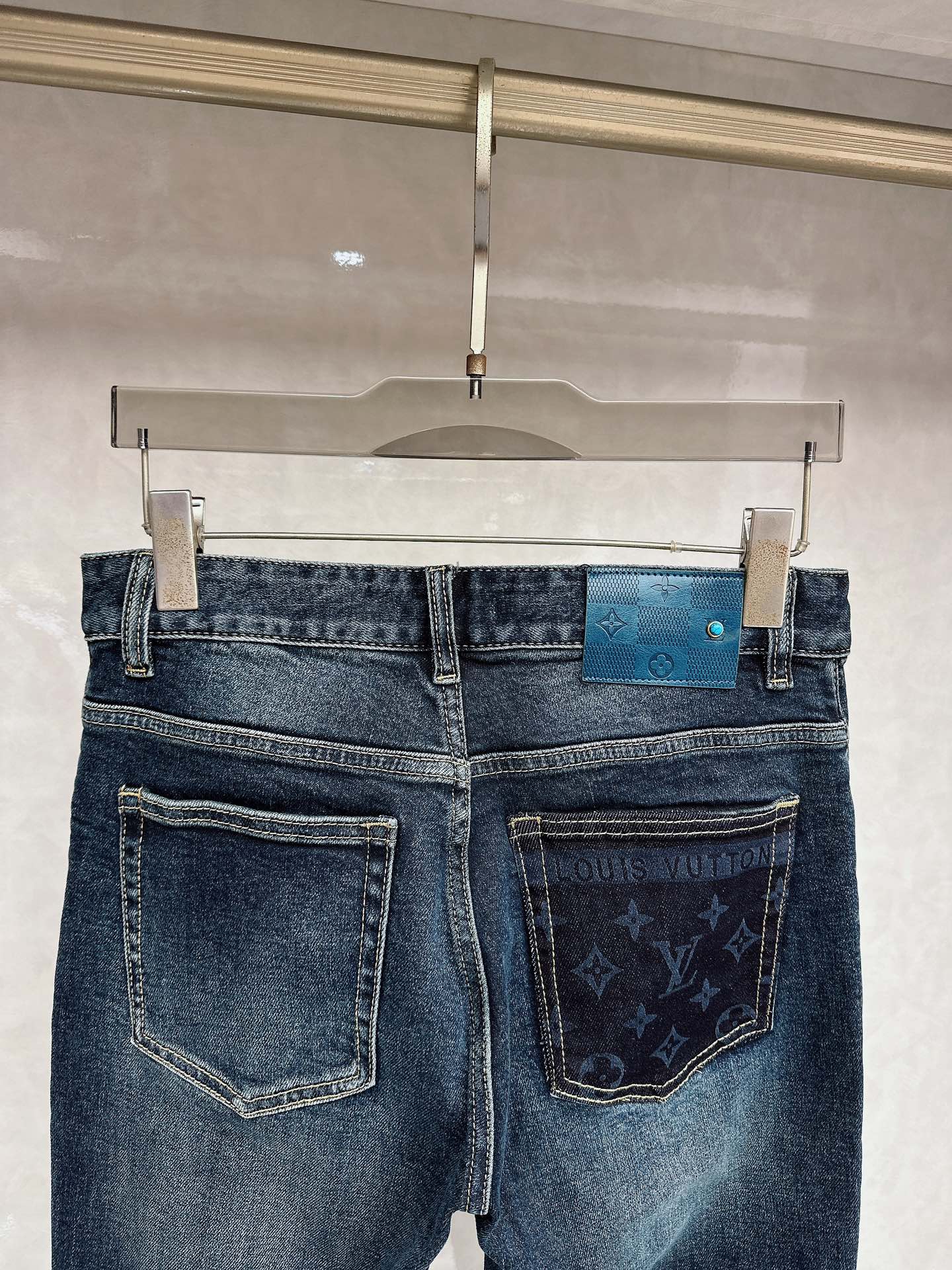 LV 春夏🔥🔥新款现货上市，原单爆款牛仔裤👖超级定制款，原版五金，超级重工工艺，版型超赞👍细节做工无可挑