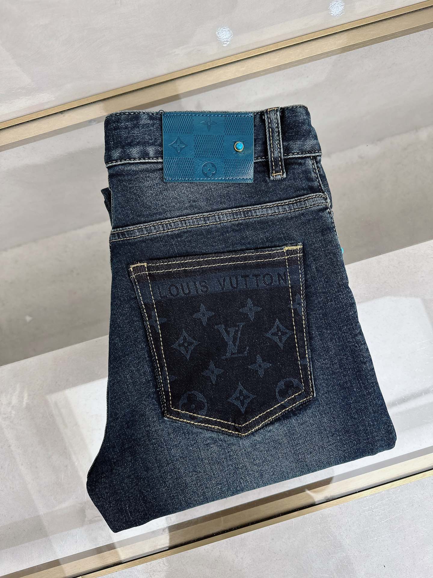 LV 春夏🔥🔥新款现货上市，原单爆款牛仔裤👖超级定制款，原版五金，超级重工工艺，版型超赞👍细节做工无可挑