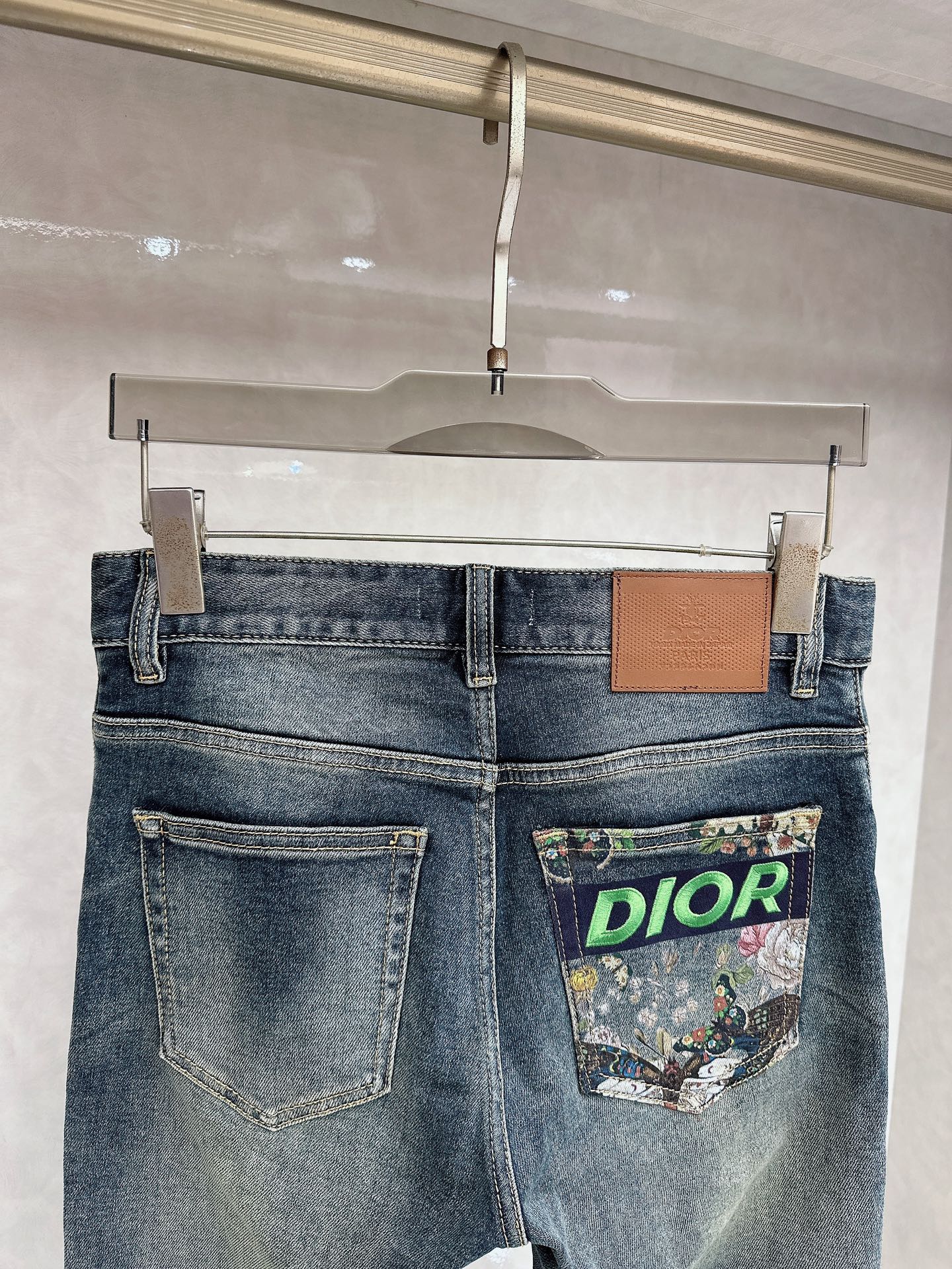 迪奥 春夏🔥🔥新款现货上市，原单爆款牛仔裤👖超级定制款，原版五金，超级重工工艺，版型超赞👍细节做工无可挑