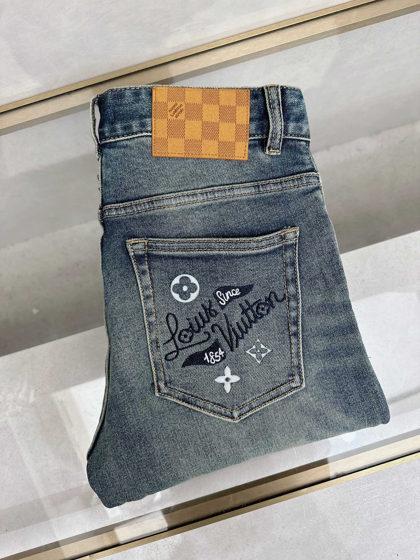 LV 春夏🔥🔥新款现货上市，原单爆款牛仔裤👖超级定制款，原版五金，超级重工工艺，版型超赞👍细节做工无可挑