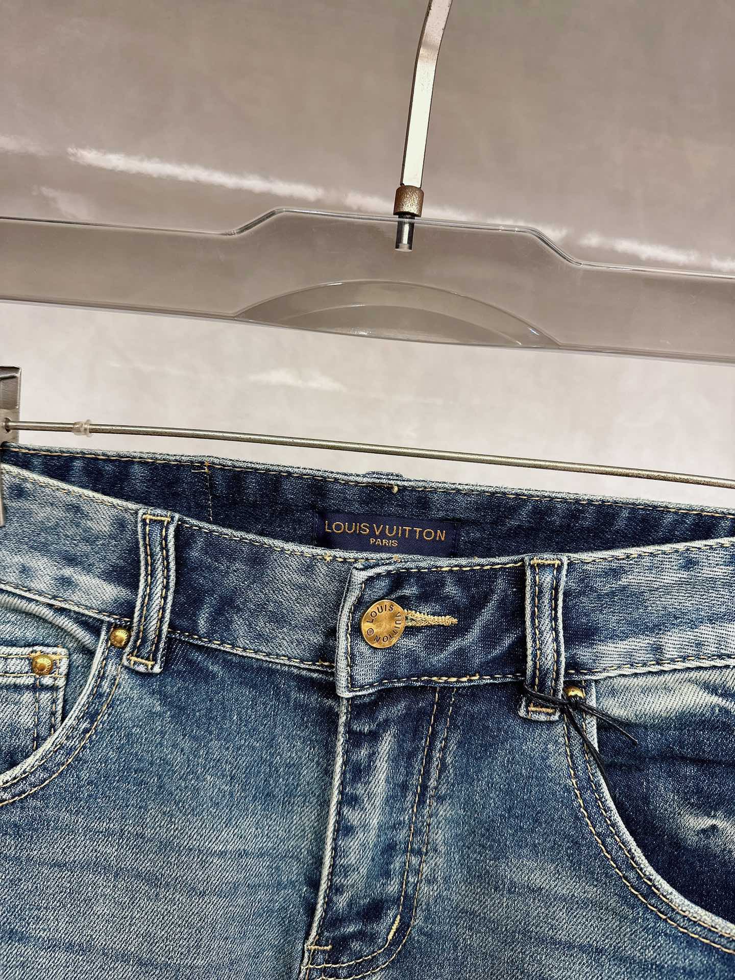 LV 春夏🔥🔥新款现货上市，原单爆款牛仔裤👖超级定制款，原版五金，超级重工工艺，版型超赞👍细节做工无可挑