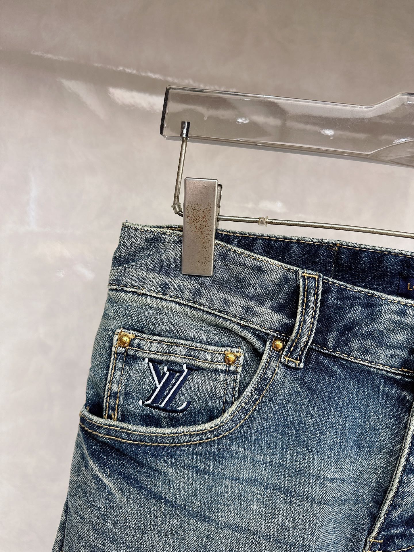 LV 春夏🔥🔥新款现货上市，原单爆款牛仔裤👖超级定制款，原版五金，超级重工工艺，版型超赞👍细节做工无可挑