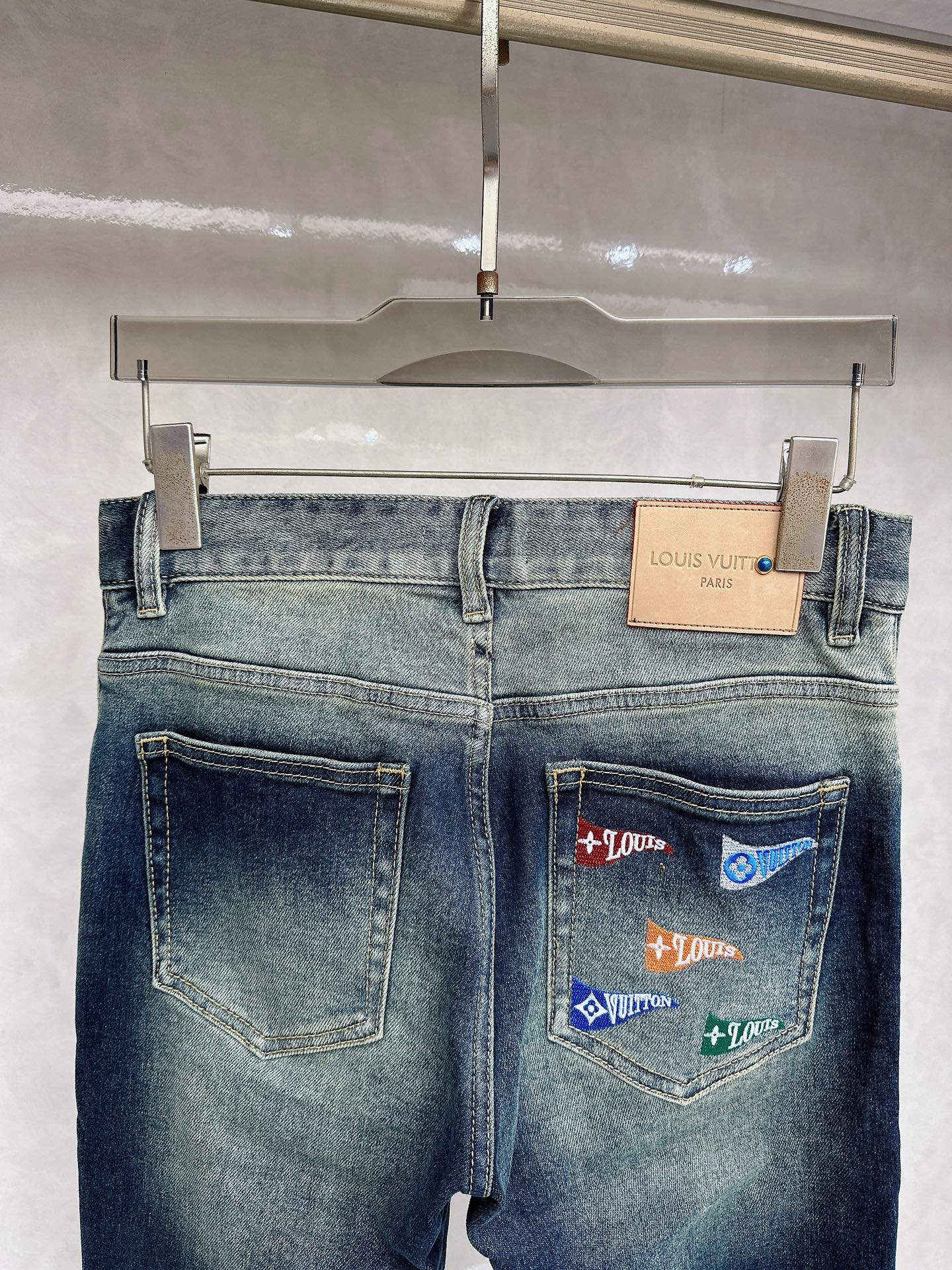 LV 春夏🔥🔥新款现货上市，原单爆款牛仔裤👖超级定制款，原版五金，超级重工工艺，版型超赞👍细节做工无可挑