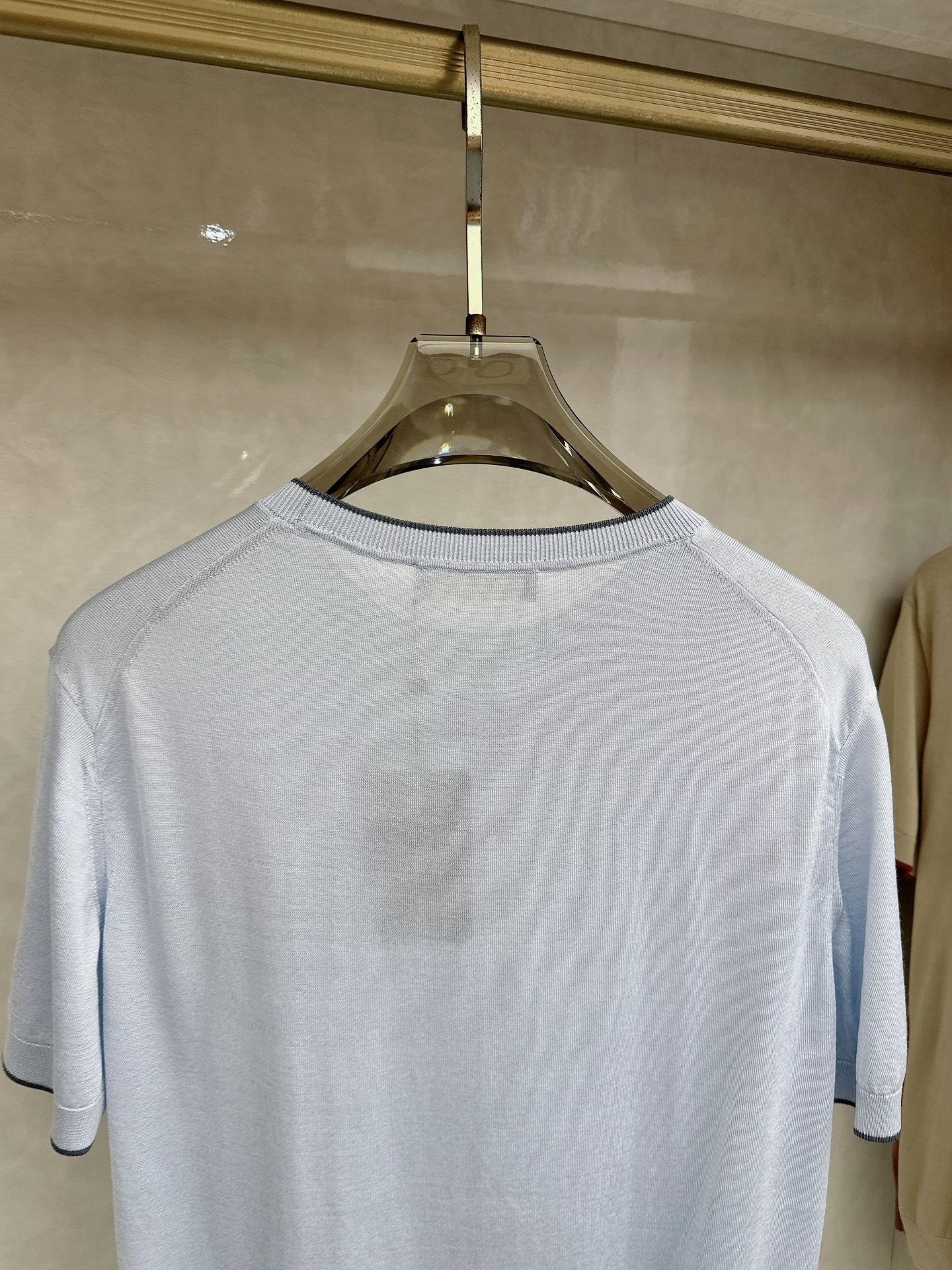 Loro piana 新款针织圆领短袖，意大利工艺镌刻的优雅时尚，优质的材质是时尚的基石。这款衫选用了意
