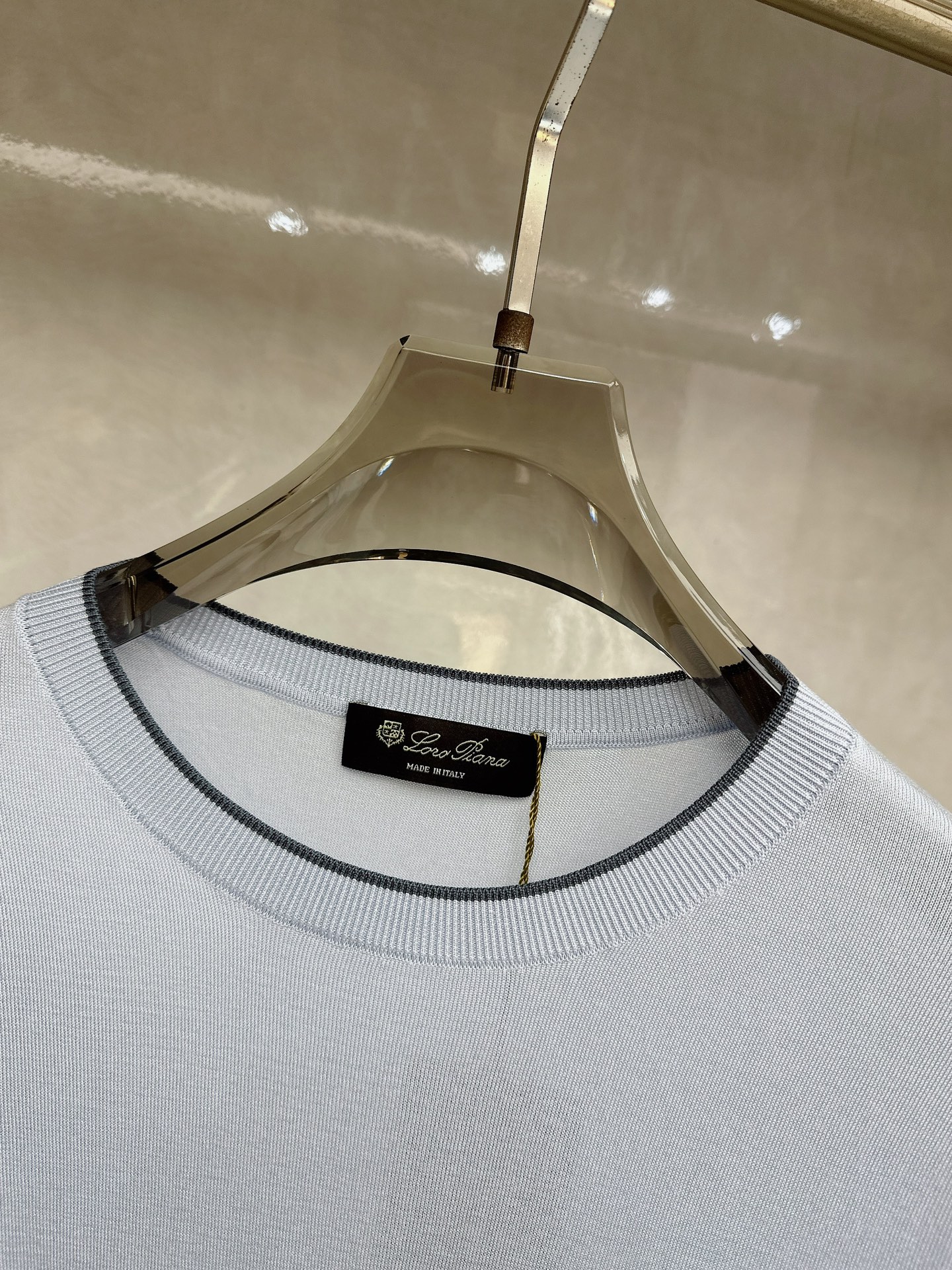 Loro piana 新款针织圆领短袖，意大利工艺镌刻的优雅时尚，优质的材质是时尚的基石。这款衫选用了意