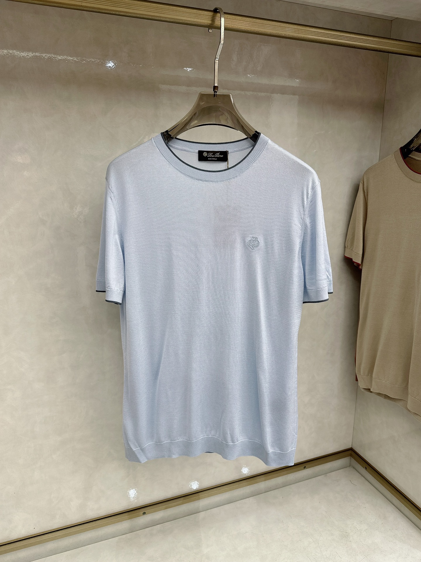 Loro piana 新款针织圆领短袖，意大利工艺镌刻的优雅时尚，优质的材质是时尚的基石。这款衫选用了意
