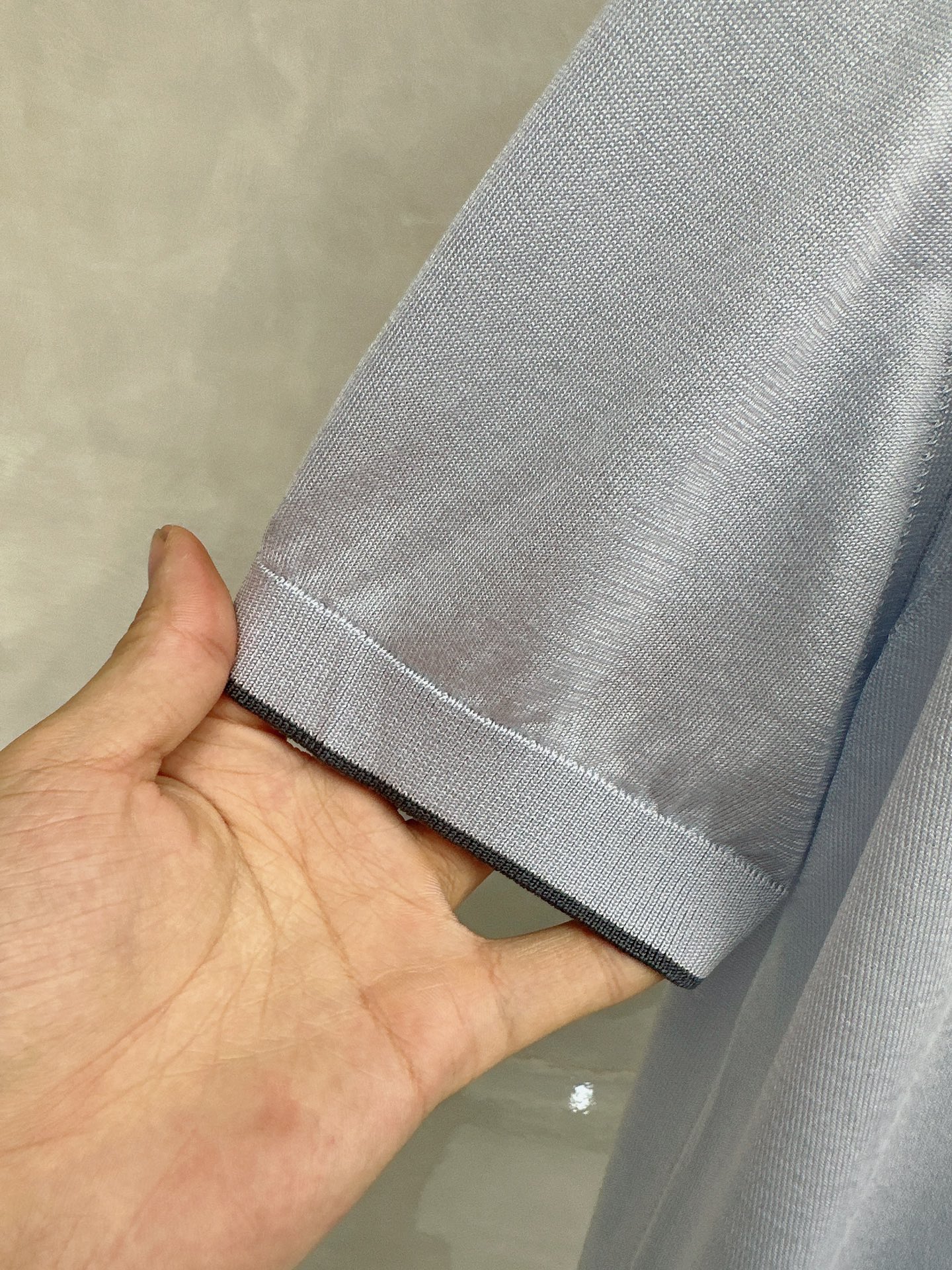 Loro piana 新款针织圆领短袖，意大利工艺镌刻的优雅时尚，优质的材质是时尚的基石。这款衫选用了意