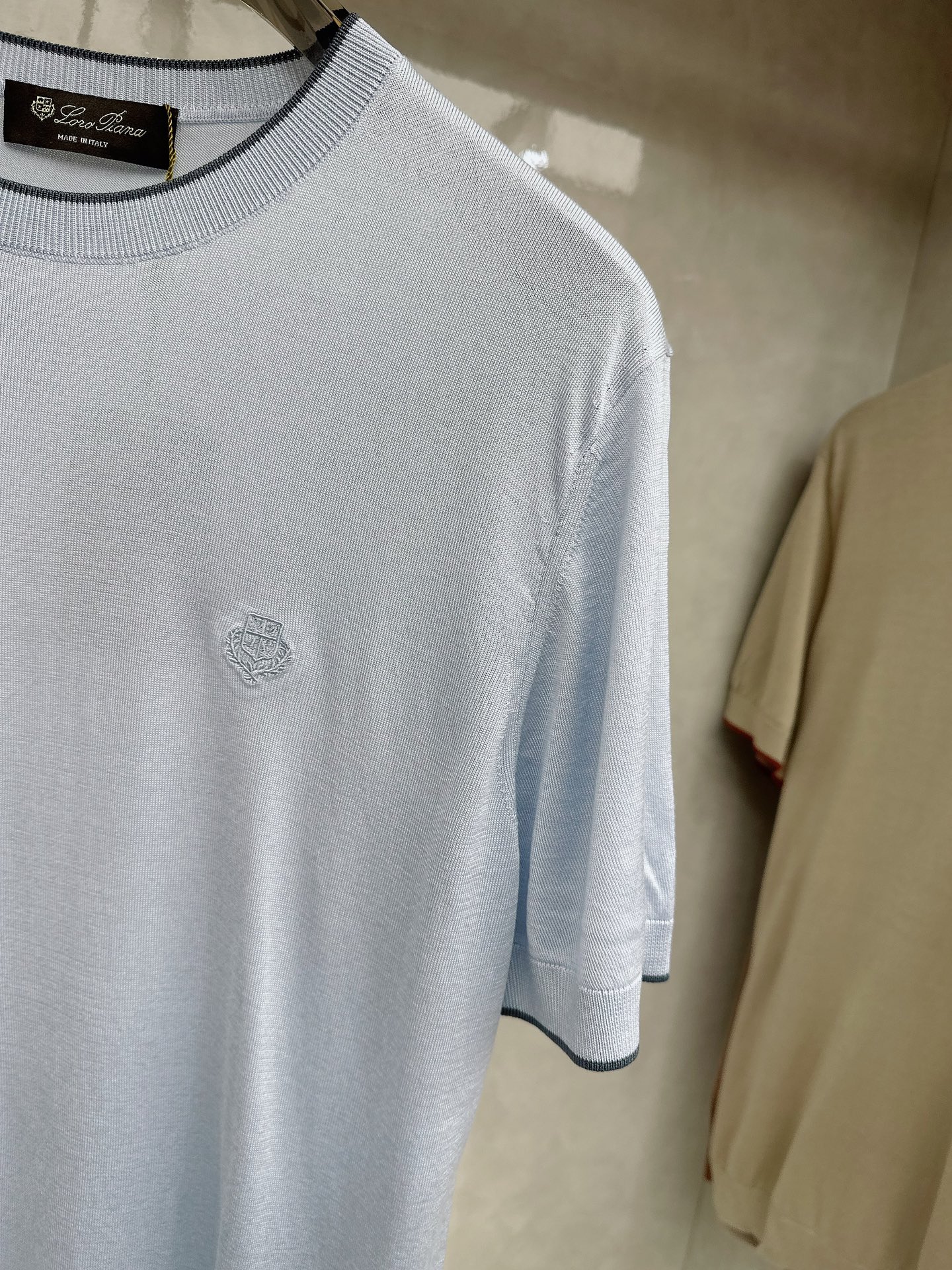 Loro piana 新款针织圆领短袖，意大利工艺镌刻的优雅时尚，优质的材质是时尚的基石。这款衫选用了意