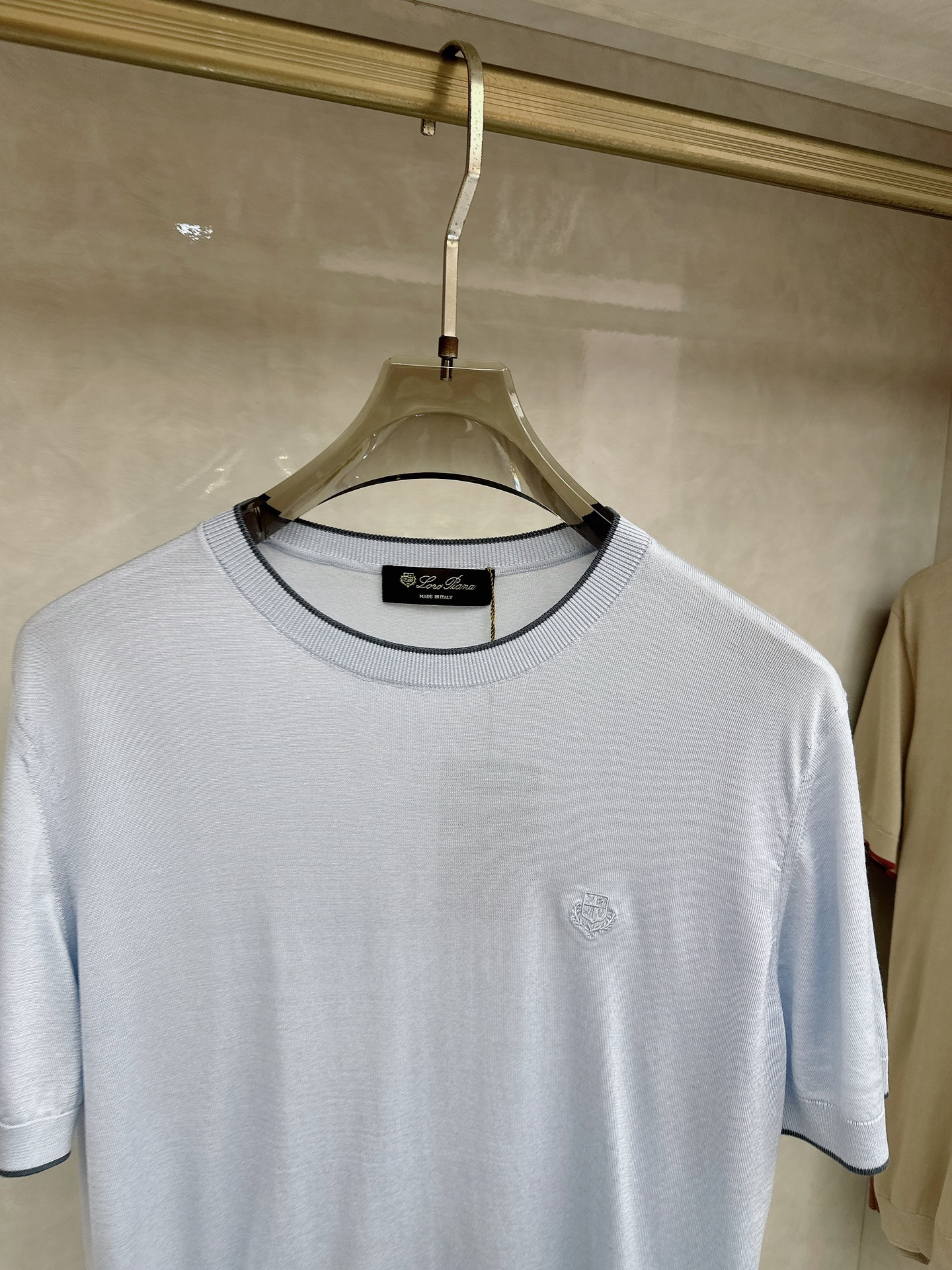 Loro piana 新款针织圆领短袖，意大利工艺镌刻的优雅时尚，优质的材质是时尚的基石。这款衫选用了意